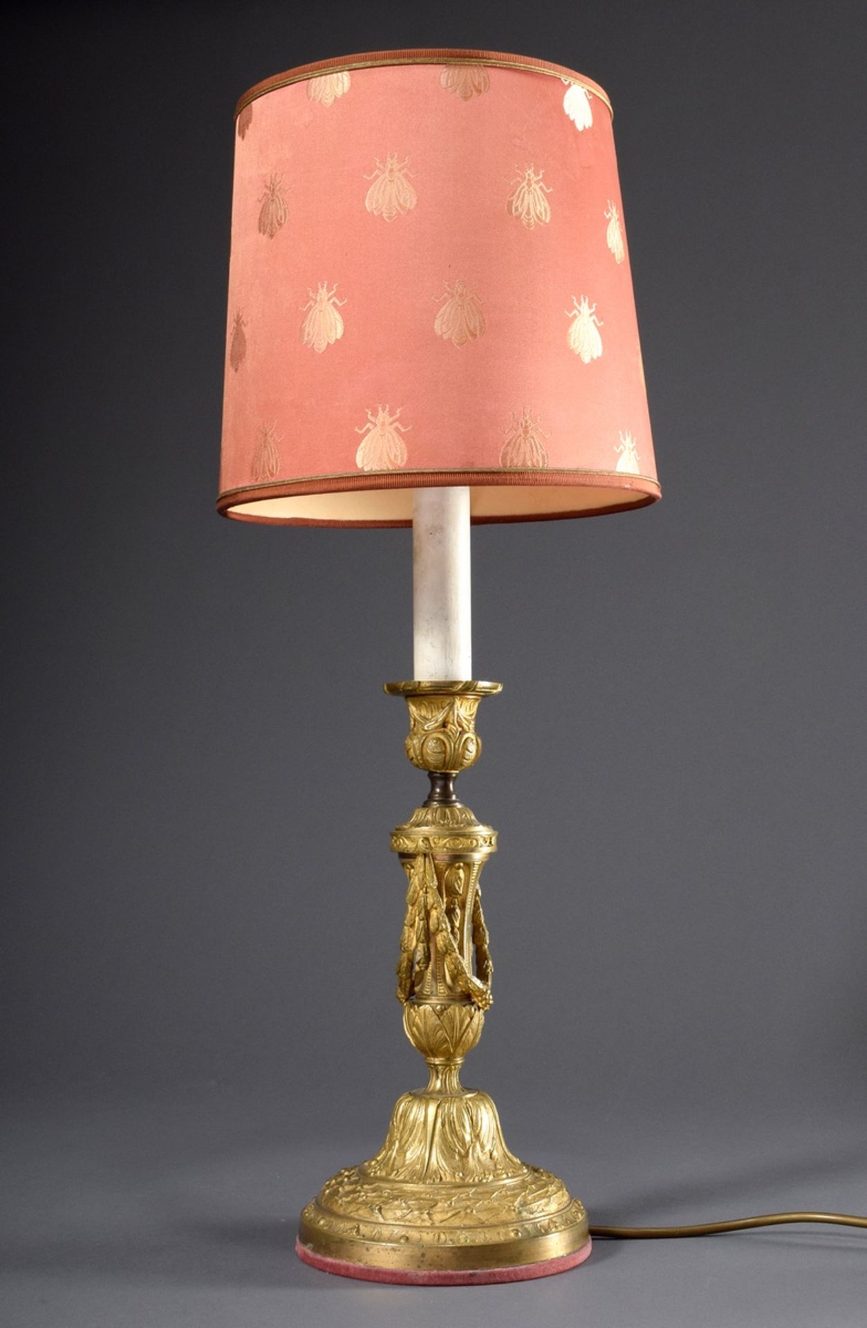 Französischer Bronze Leuchter im Louis XVI Stil mit plastischem Girlandendekor, als Lampe montiert,
