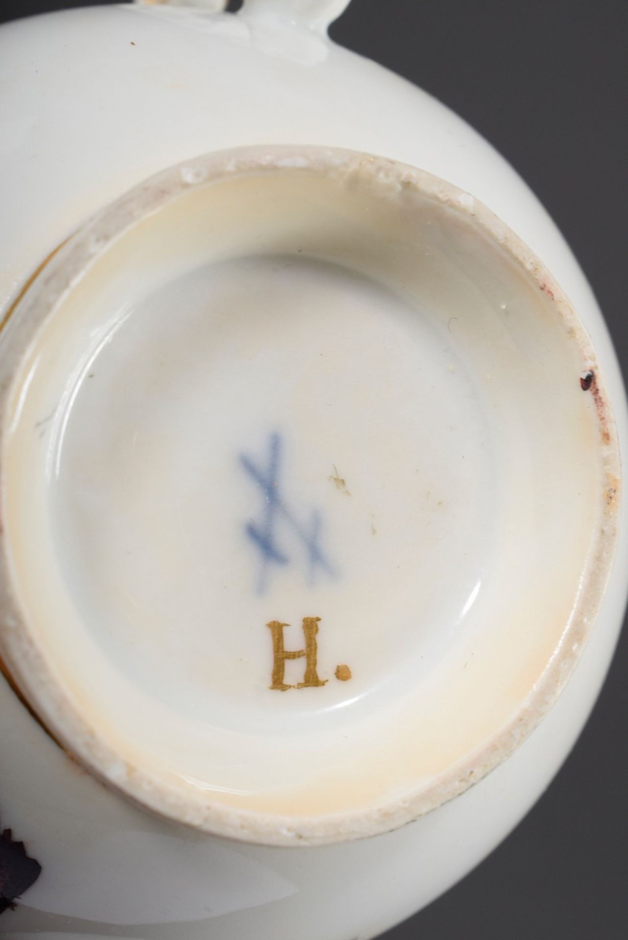 Meissen Tasse/UT mit polychromer Malerei "Vögel und Insekten" und Goldrand sowie ornamentalem Henke - Bild 4 aus 9