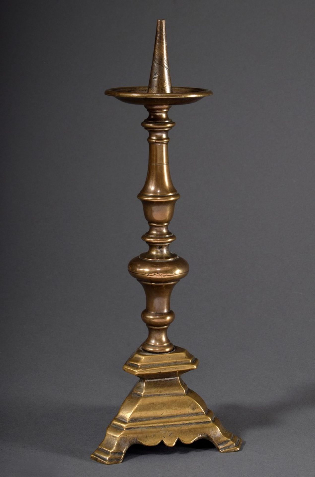 Barocker Bronze Altarleuchter auf dreieckiger Fuß mit Balusterschaft, 17.Jh., H. 30cm, leichte Alte