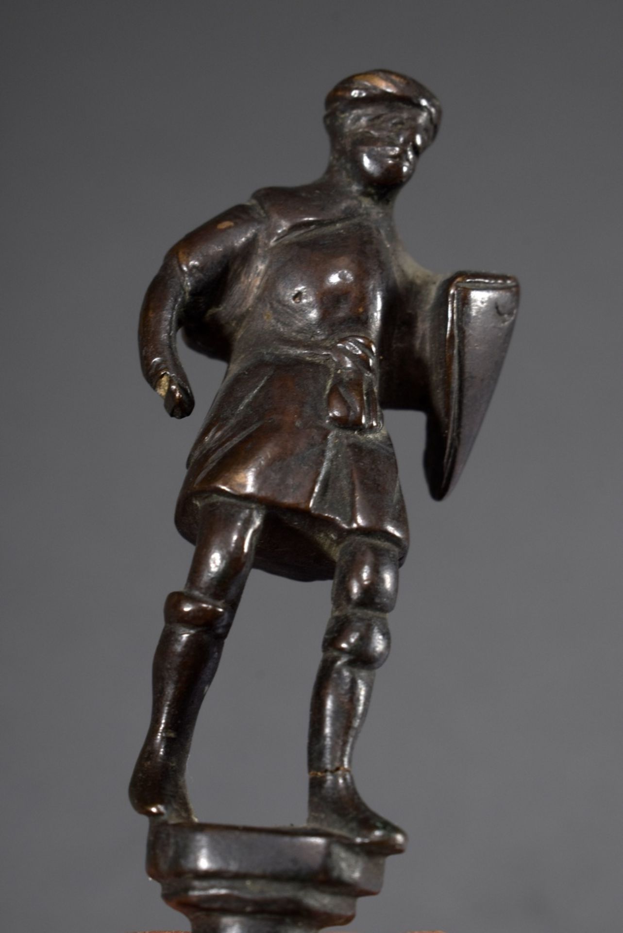 Kleine frühe Bronze Figur "Stehender Krieger mit Schild" auf Säule, Schachfigur (?),  dunkel patini - Bild 4 aus 4