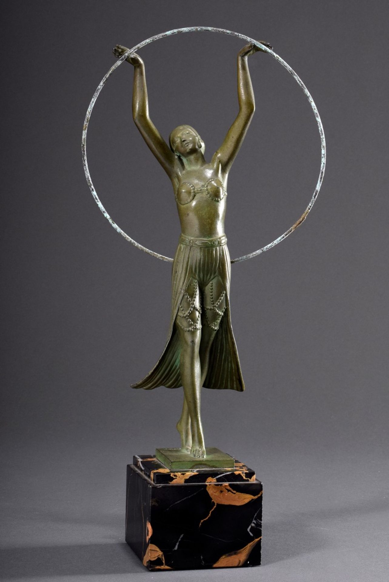 Charles, Laurent (?) "Art Deco Tänzerin", Bronze grün patiniert, Marmorsockel sign., H. 30/36,5cm, 