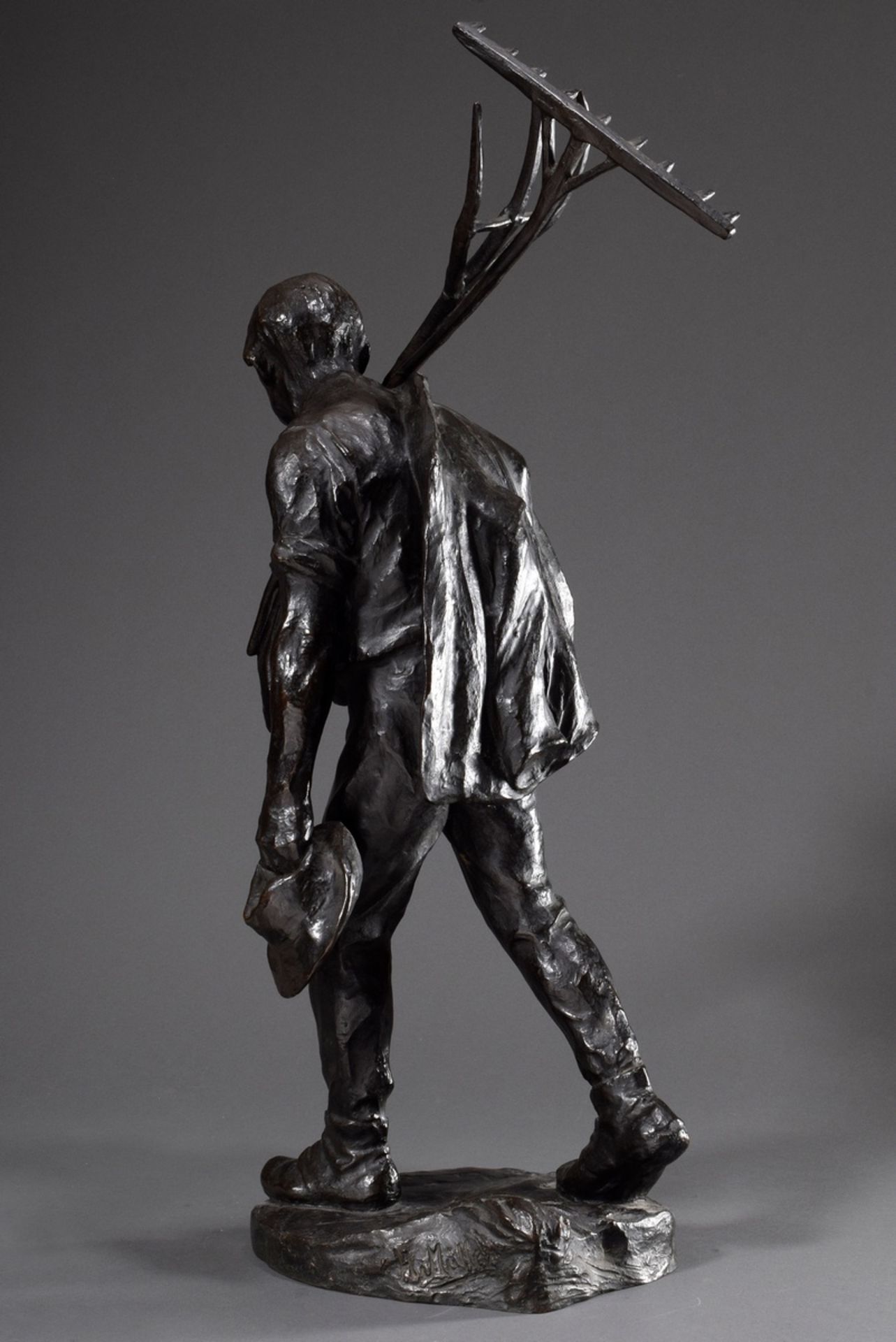 Müller, Hans (1873-1937) "Feldarbeiter", Bronze dunkel patiniert, an der Plinthe signiert, H. 73cm - Bild 5 aus 9