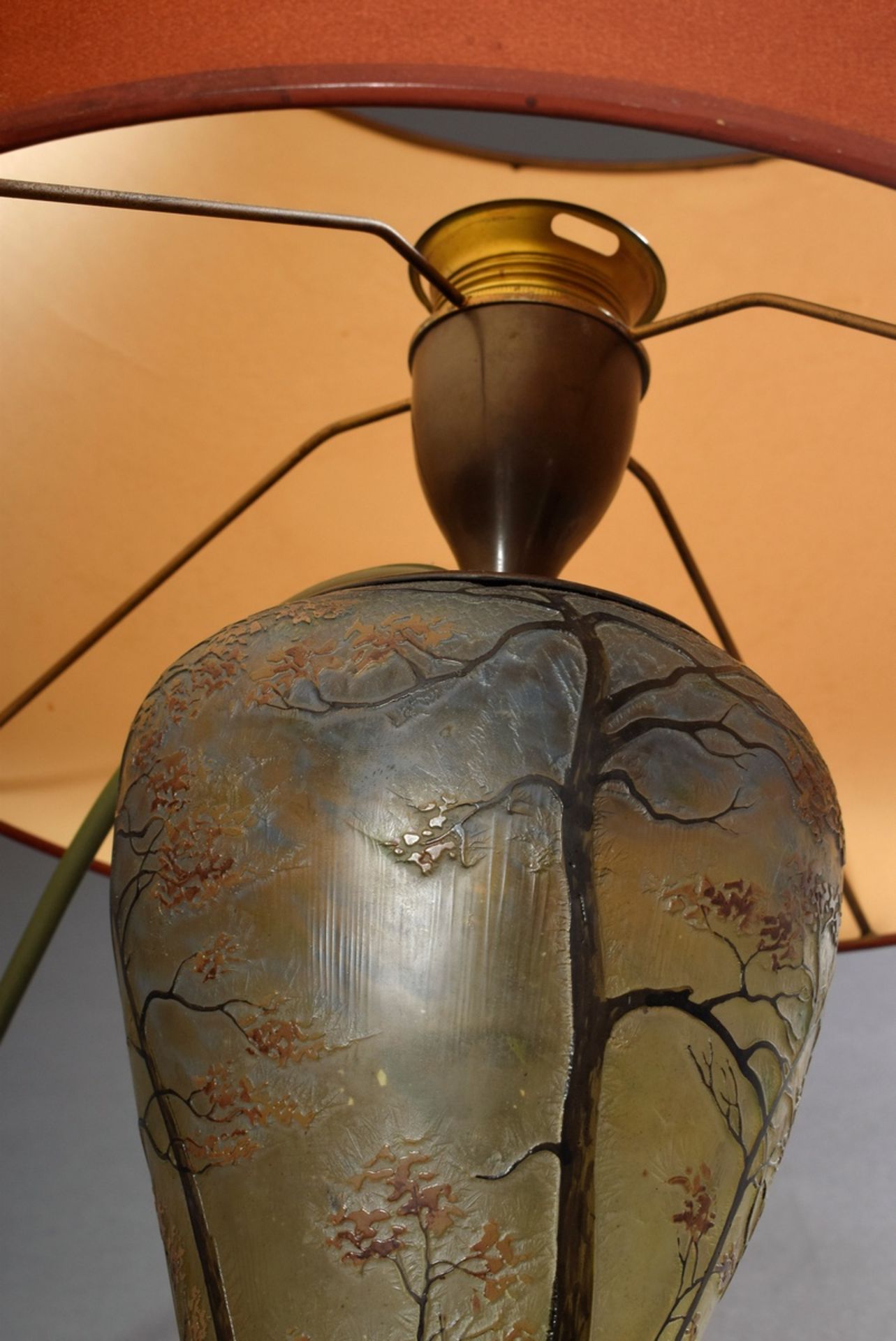 Jugendstil Überfangglas Lampe "Herbstbäume" mit Original Montierung, sign. Legras, H. 47,5cm, Halte - Bild 3 aus 4