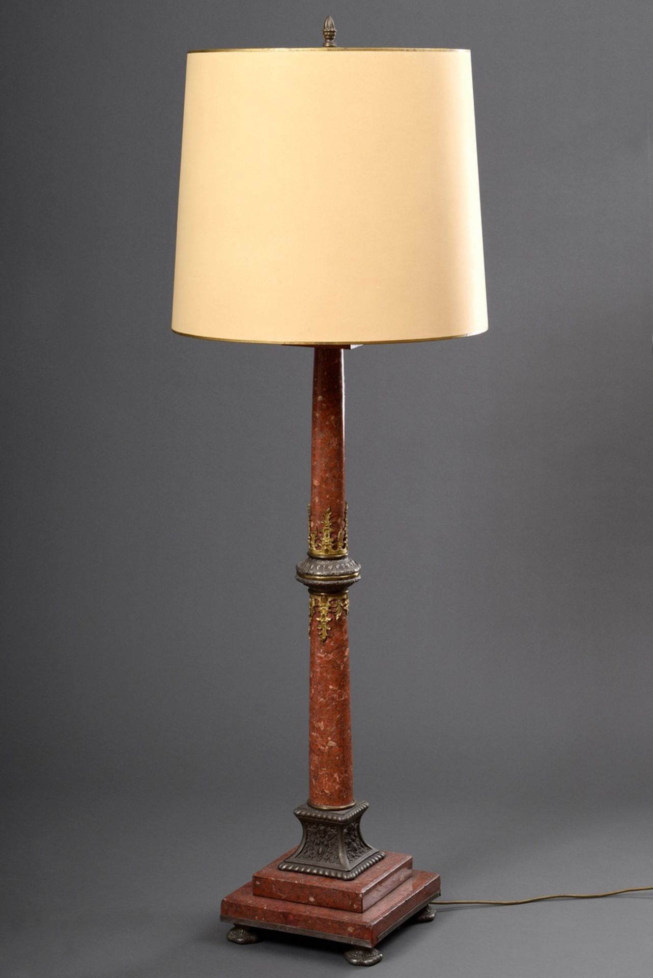 Rote Marmor Stehlampe mit ornamentalen Messingbeschlag, H. ehem. Slg. Charles Crodel (1894-1973)/Mn