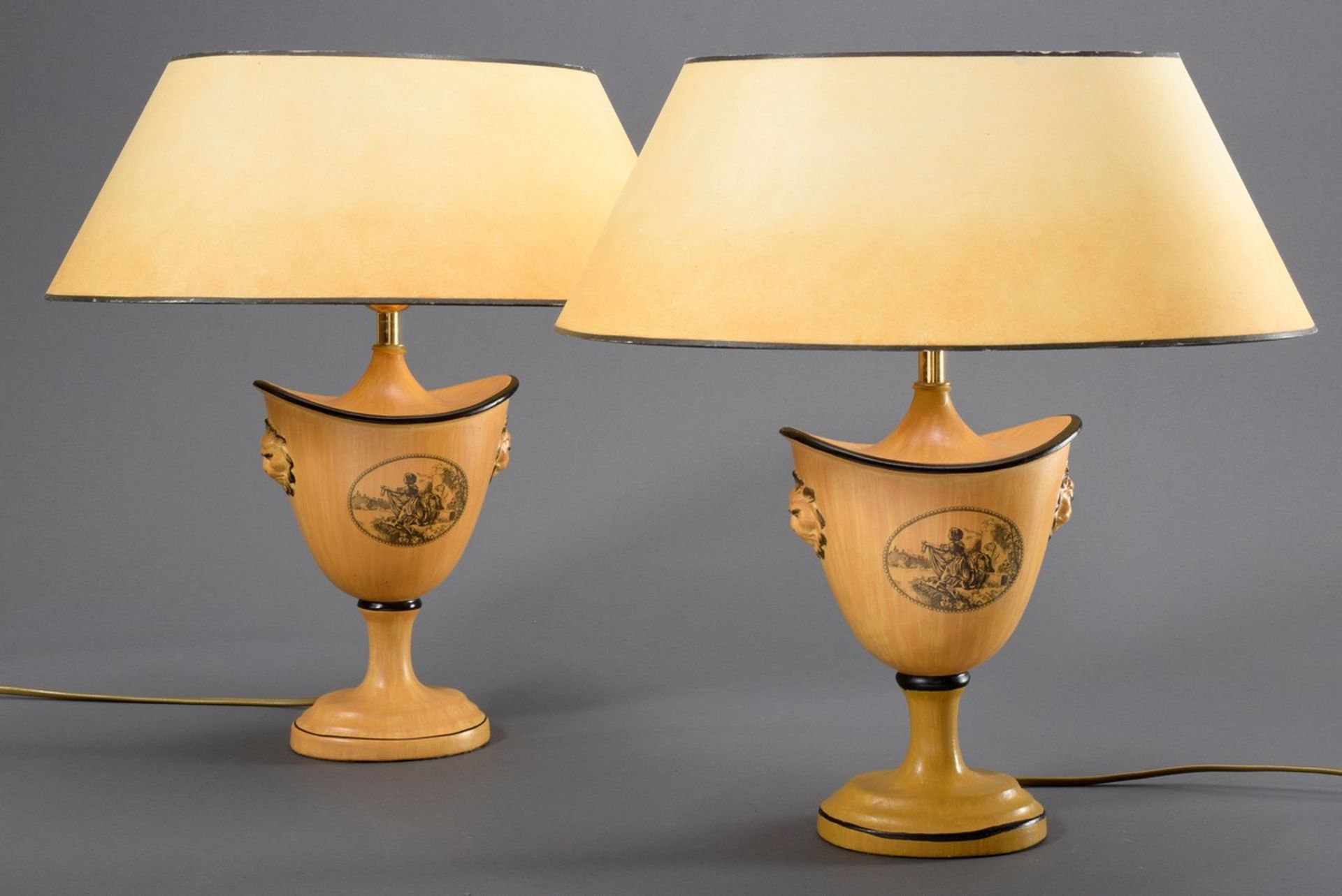 Paar Tischlampen in Holz Trompe l'oeil in Urnenform mit seitlichen Löwenmaskarons und schwarzem Dru