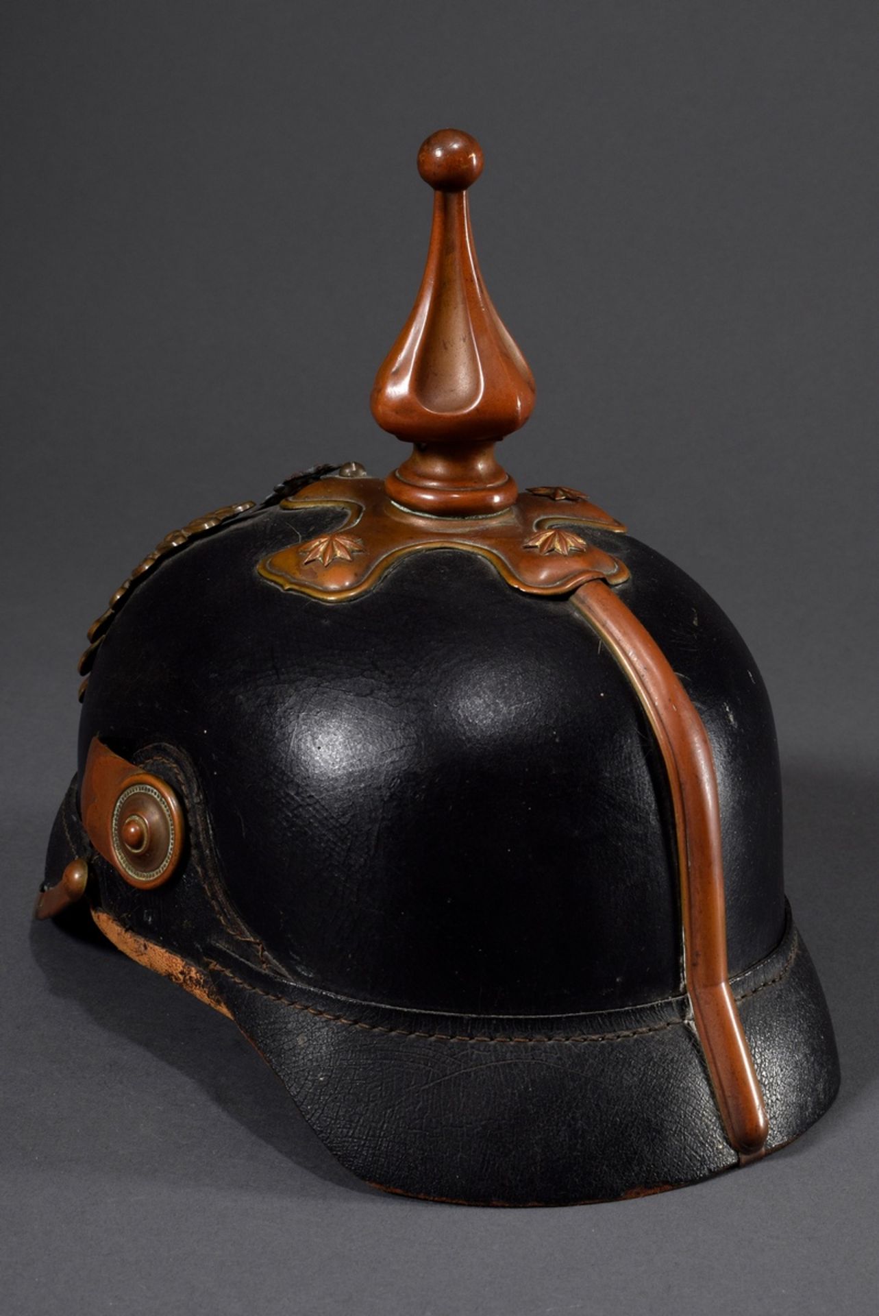 Pickelhaube, wohl Polizei, Leder/Messing, H. 22,5cm, dazu Austausch-Emblem, wohl Replik, Schuppenke - Bild 4 aus 8