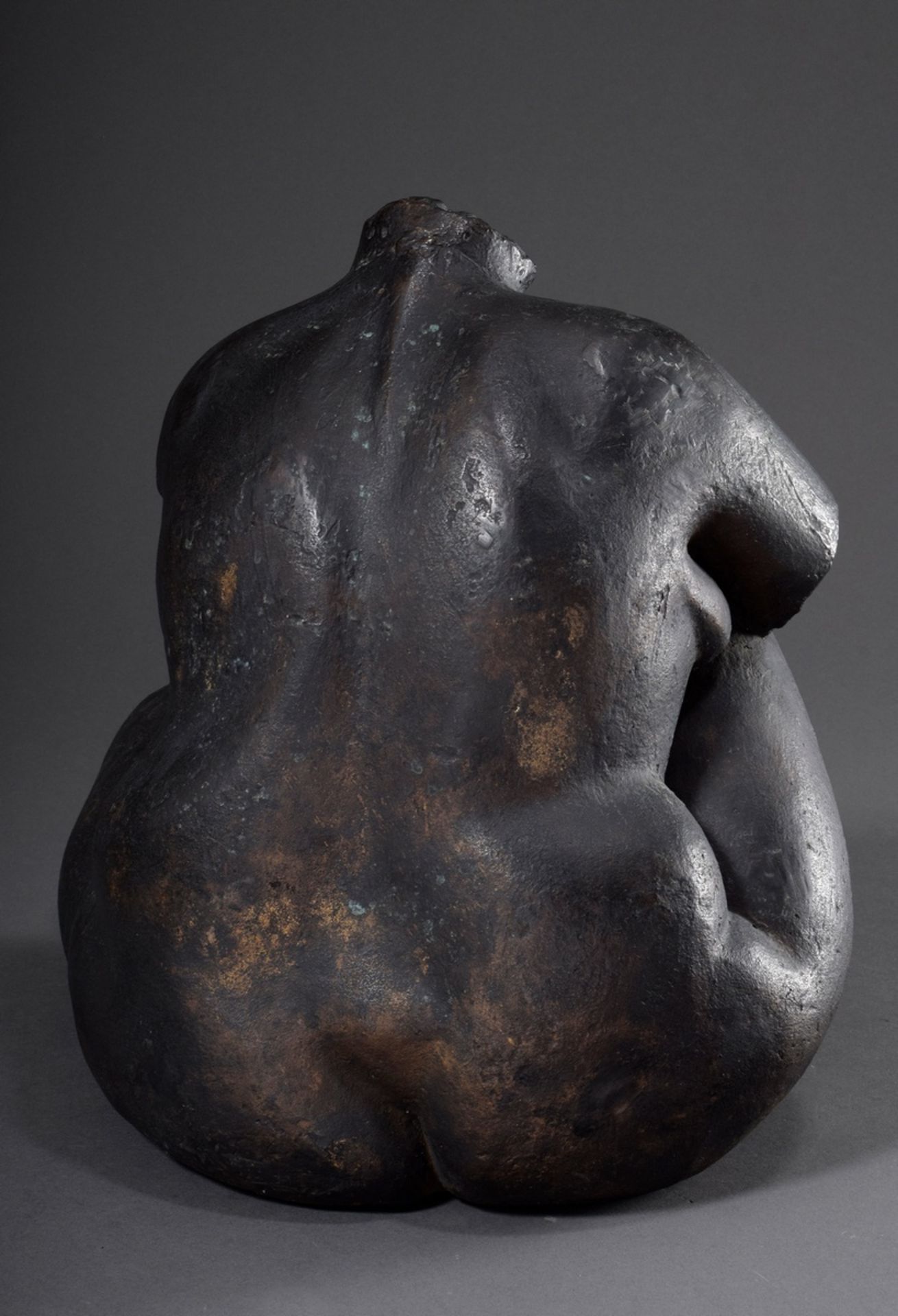 Reichelt-Feigel, Jutta (*1955) "Große Sitzende" 1980, Bronze, sign./dat., 32x32x30cm, innen handsch - Bild 4 aus 5