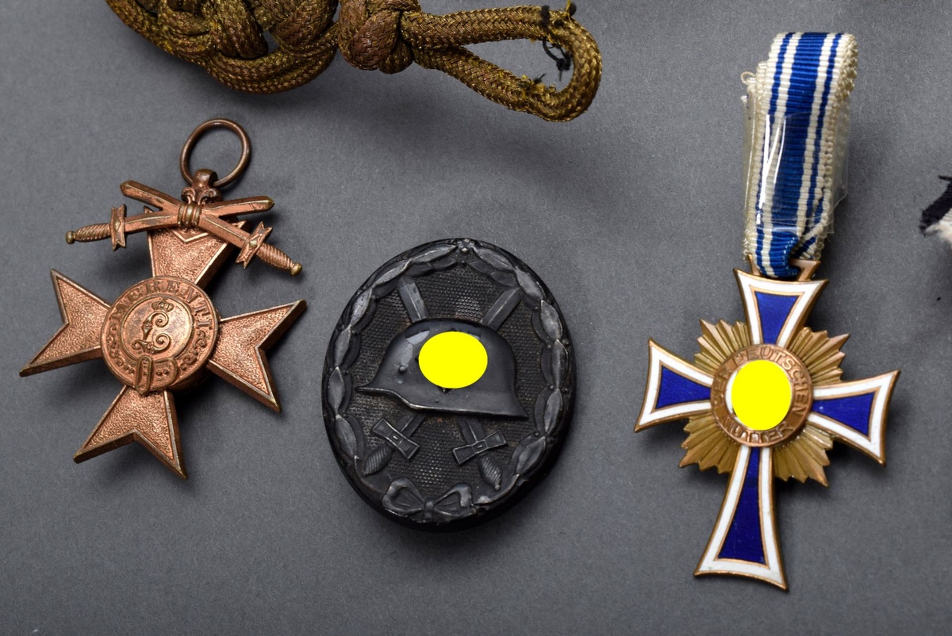 7 Diverse Auszeichnungen, WK I/ II: 1 Verwundetenabzeichen 1939 (H. 4,4cm); 1 Kriegsverdienstkreuz  - Bild 2 aus 8