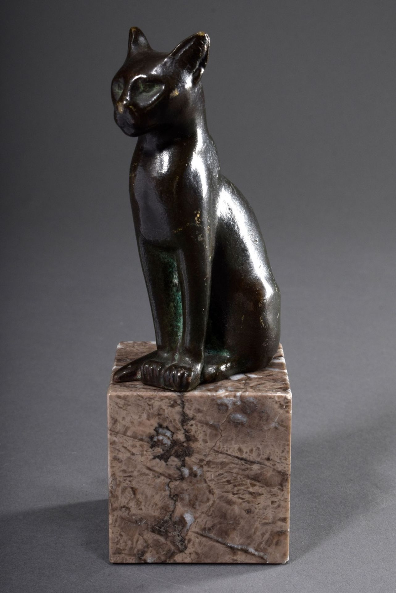 Bronze Plastik "Bastet" (ägyptischer Katzengott), dunkel patiniert, auf Marmor Sockel. H. 11,5/18cm - Bild 2 aus 5