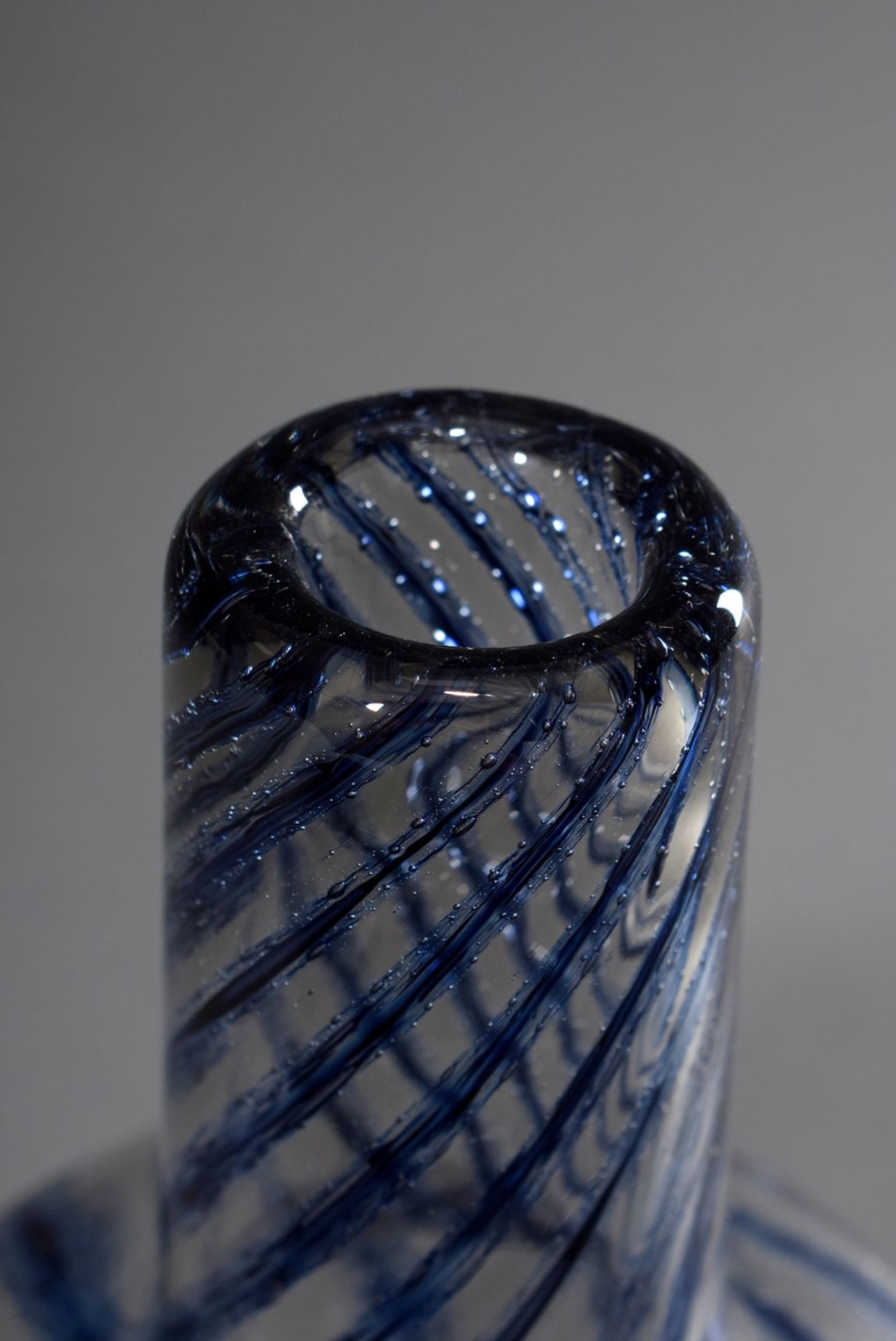 Midcentury Glas Vase mit blauen, spiralförmigen Einschmelzungen und Blasendekor, H. 19cm, ehem. Slg - Bild 2 aus 3