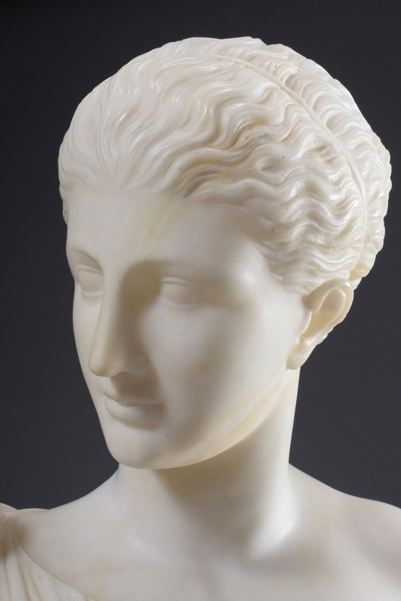 Marmorbüste "Diana von Gabii" auf Sockel, 19.Jh., H. 52cm, etw. defekt, Sockel restauriert - Bild 10 aus 18