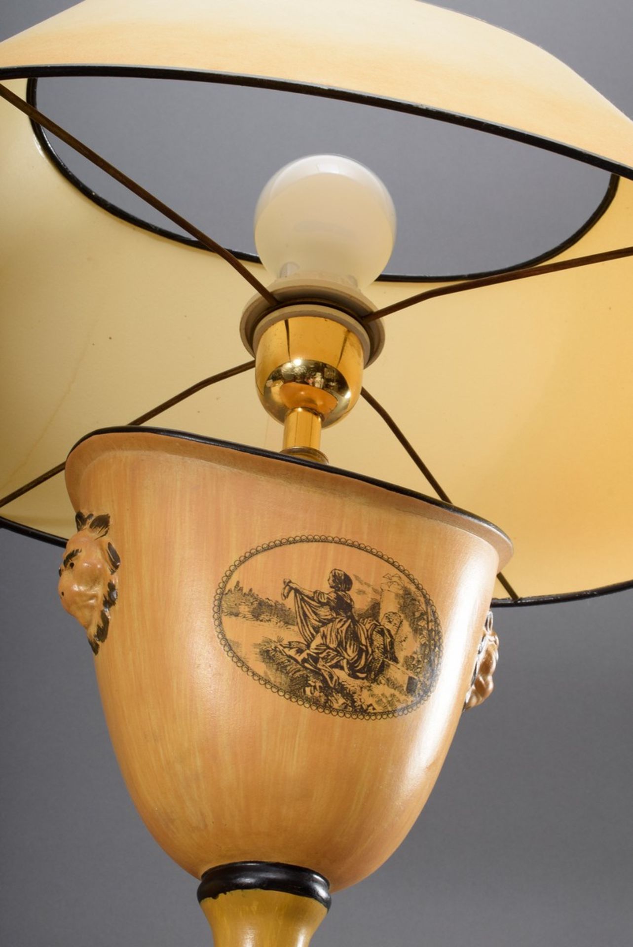 Paar Tischlampen in Holz Trompe l'oeil in Urnenform mit seitlichen Löwenmaskarons und schwarzem Dru - Bild 2 aus 4