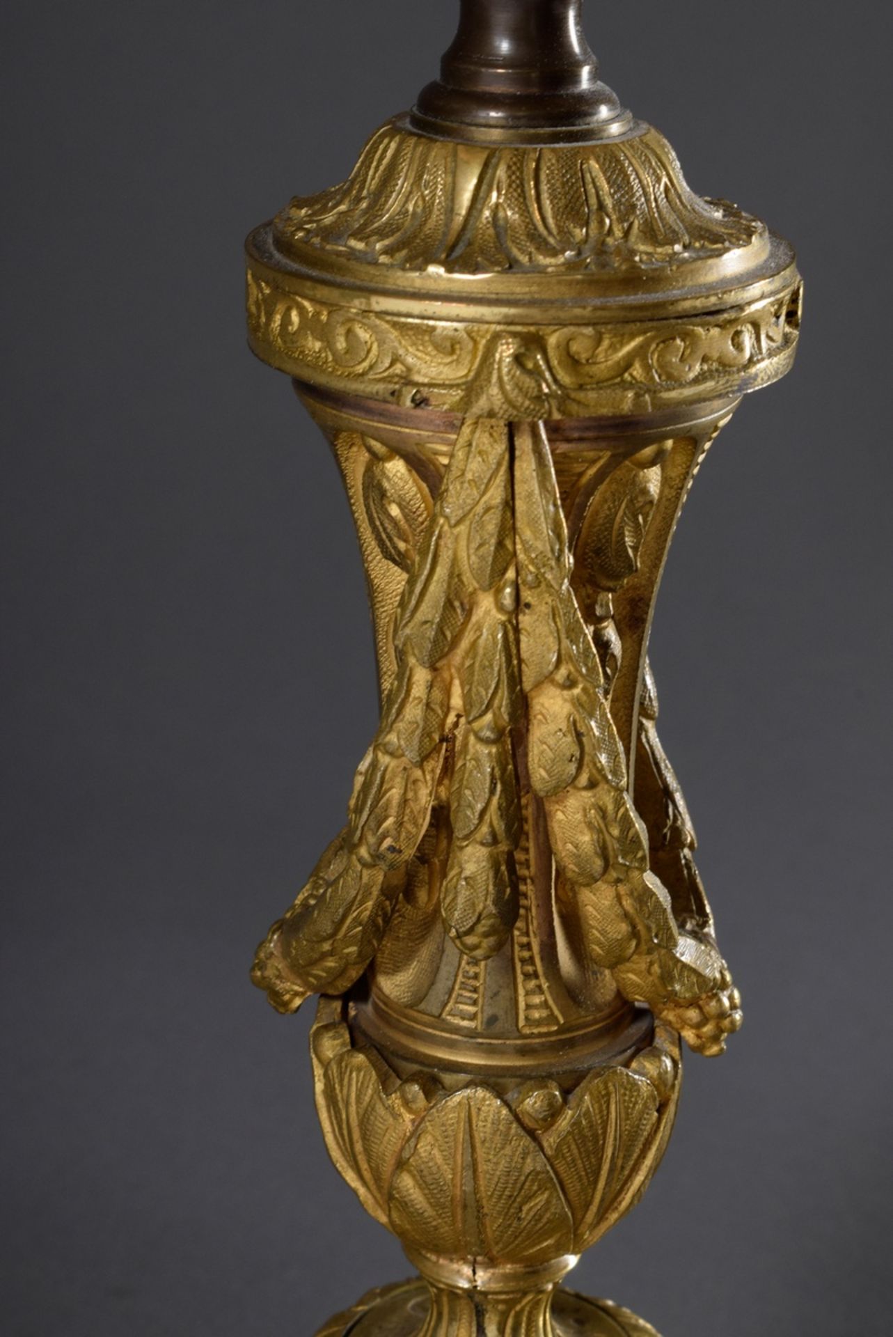 Französischer Bronze Leuchter im Louis XVI Stil mit plastischem Girlandendekor, als Lampe montiert, - Bild 3 aus 6