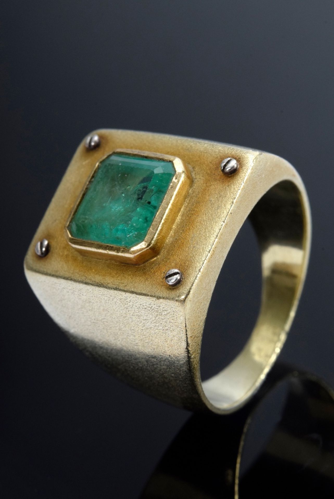 Markanter GG 585 Ring mit Smaragd im Treppenschliff (ca. 1.85ct) an den Ecken mit kleinen Schrauben