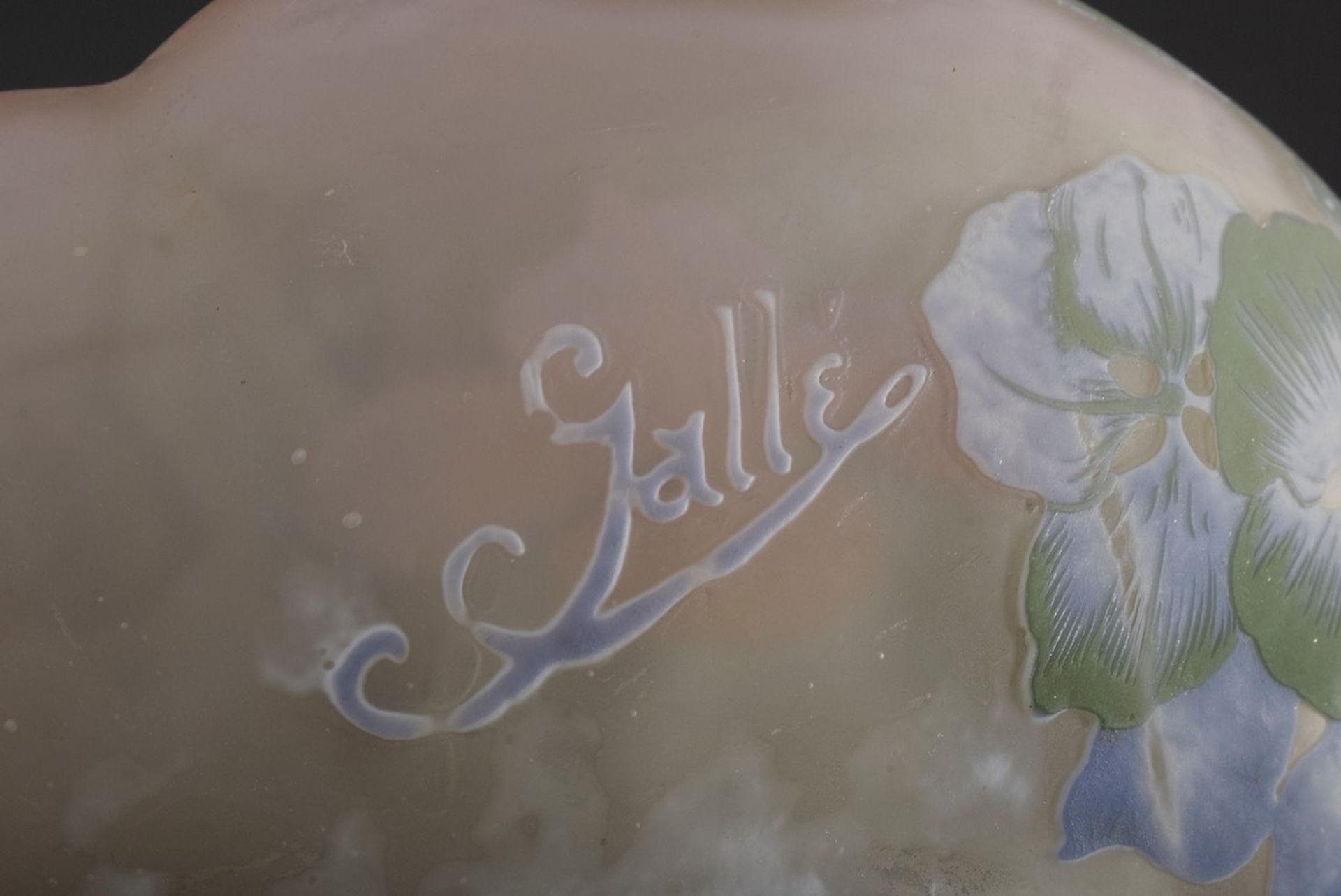 Gallé Schale mit "Hortensien" Dekor in blassviolett-hellgrünem Überfangglas, sign., 1908-1920, H. 8 - Bild 5 aus 6