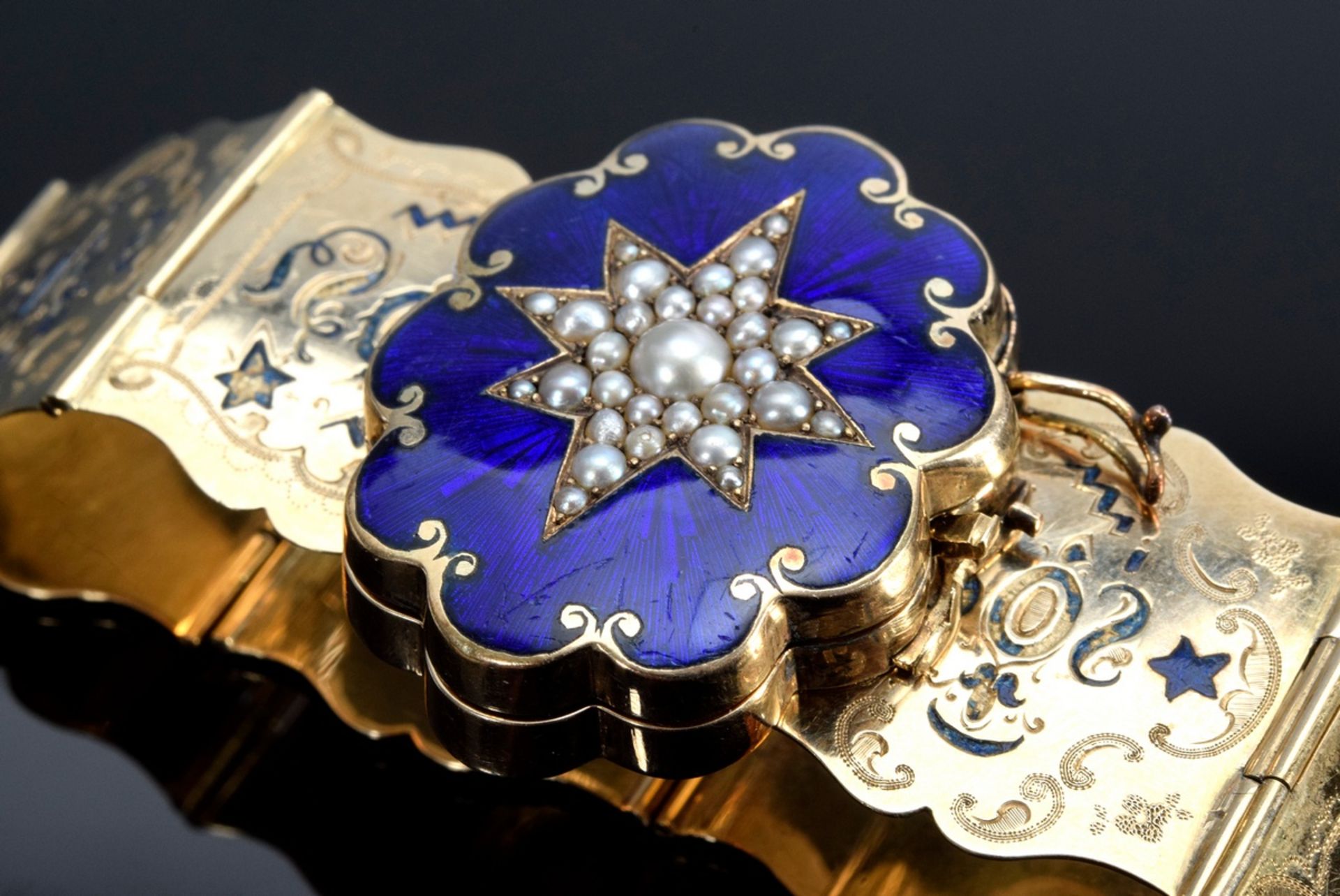 GG 585 Biedermeier Armband mit blau guillochierter Medaillonschließe und Zierstern mit Naturperlen,