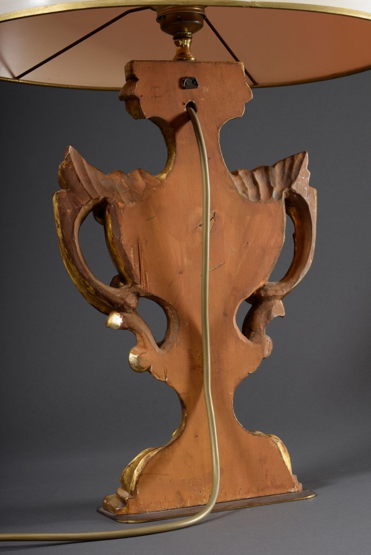 Geschnitzte Holz Vase nach barockem Vorbild, weiß-gold gefasst, als Lampe montiert, H. 64cm, leicht - Bild 3 aus 5