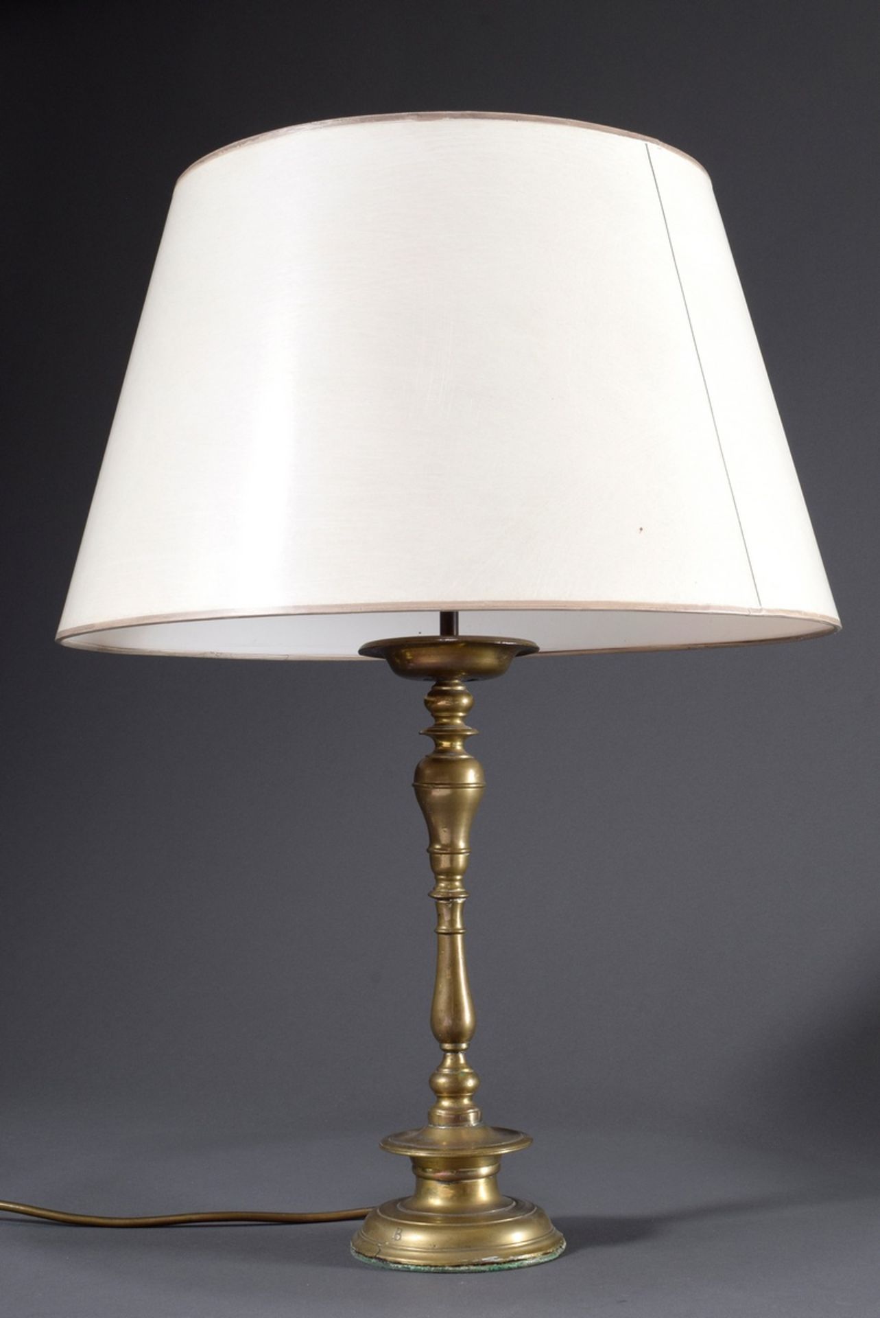 Gelbguss Leuchter auf hohem Fuß mit Balusterschaft, monogrammiert "B", als Lampe montiert, H. 56,5c