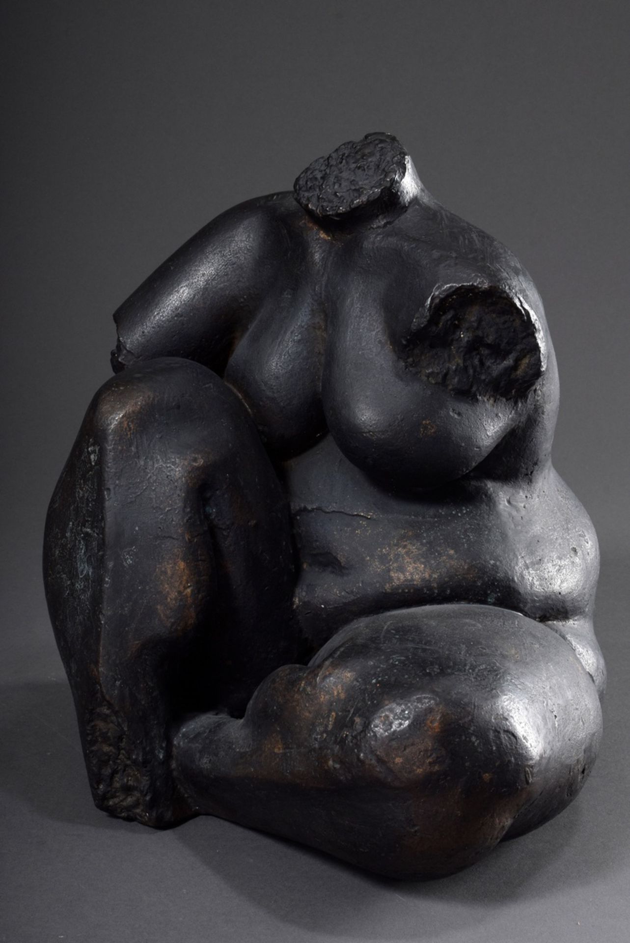 Reichelt-Feigel, Jutta (*1955) "Große Sitzende" 1980, Bronze, sign./dat., 32x32x30cm, innen handsch - Bild 3 aus 5