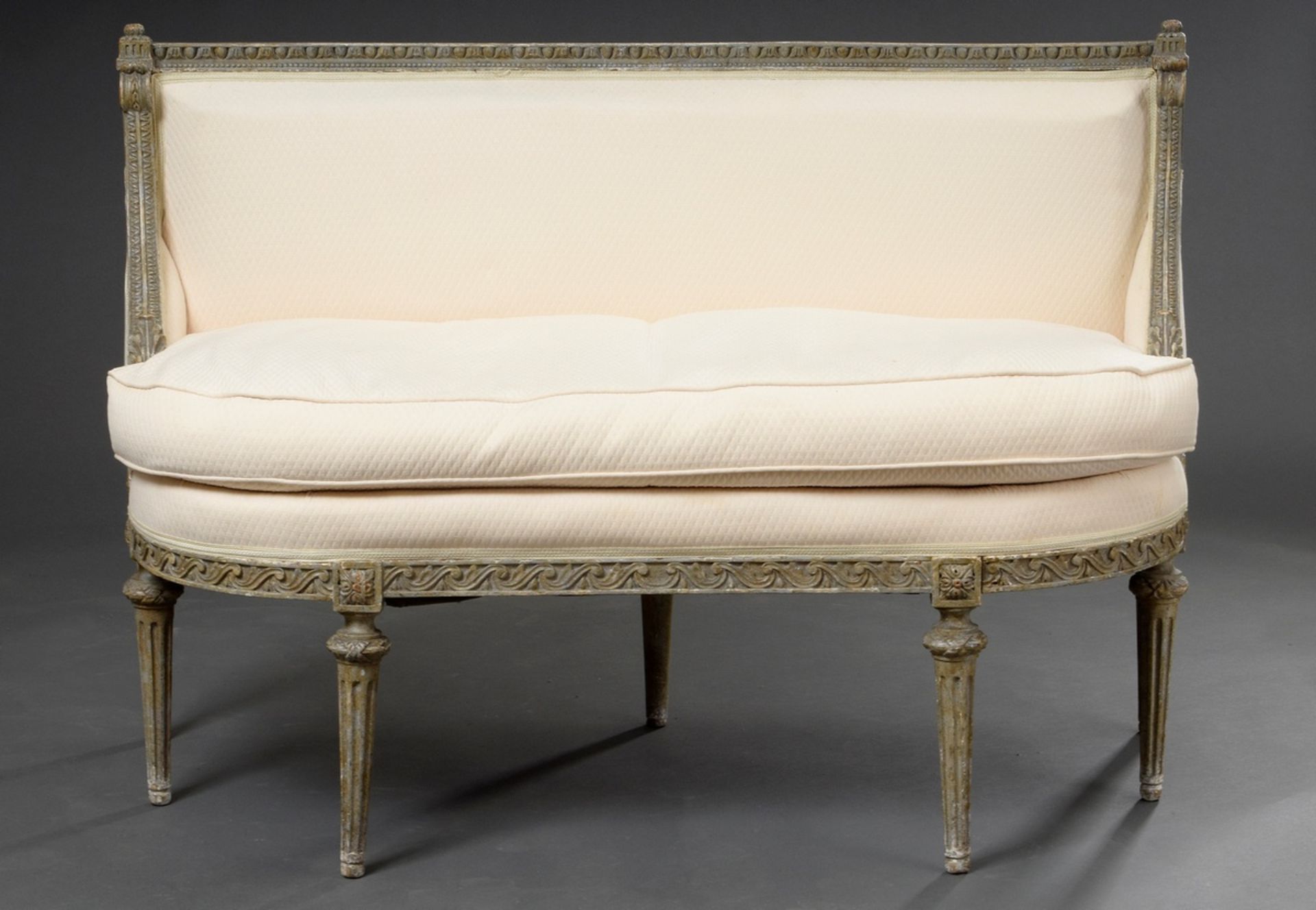 Kleines Kaminsofa im Louis XVI Stil mit fein geschnitztem Gestell auf sieben kannelierten Beinen, W