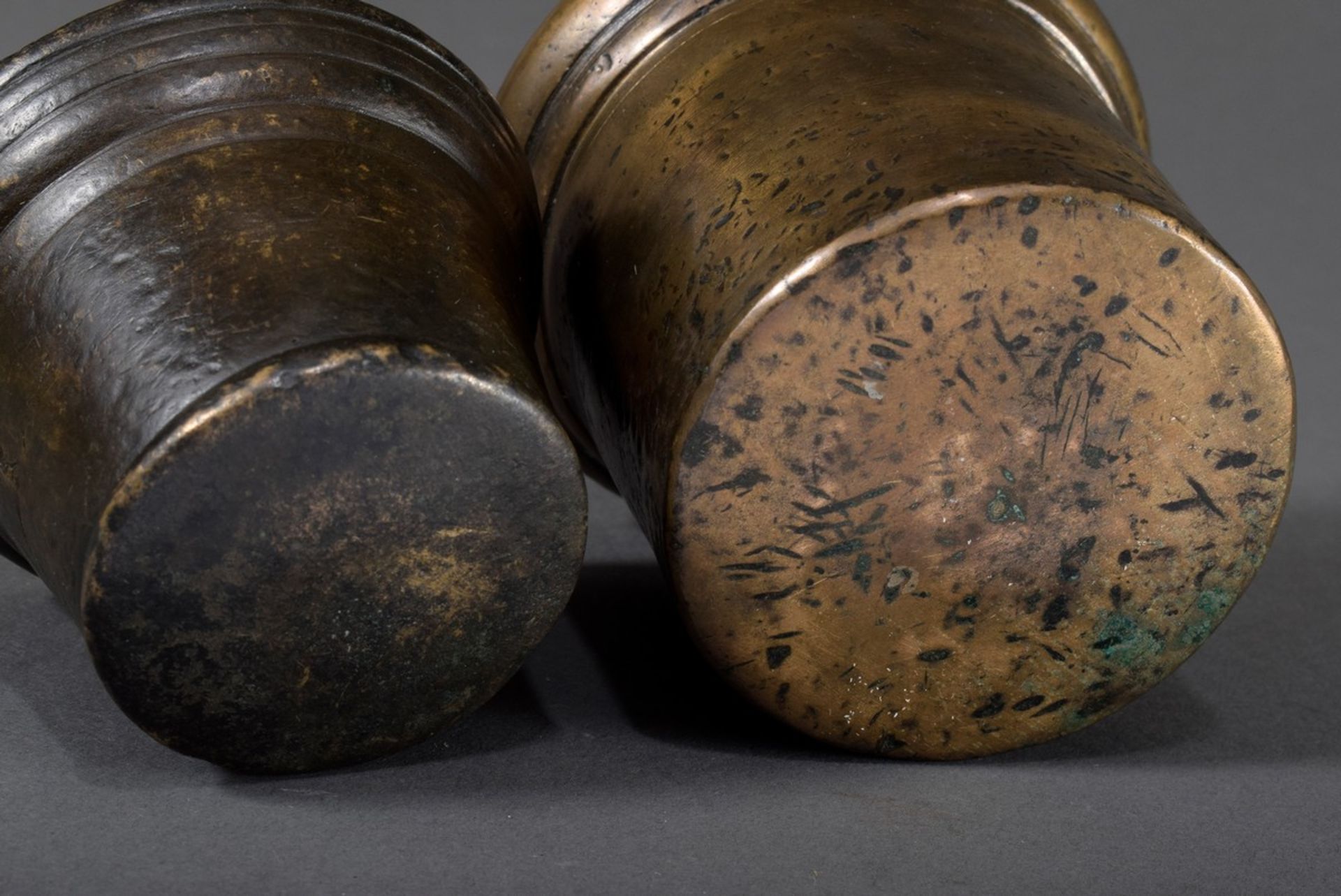 2 Diverse schlichte Bronze Mörser, 1x dunkel patiniert, 16.Jh., H. 7,3-9,8cm, Ø9,5-11cm, 1x mit Pis - Bild 3 aus 3