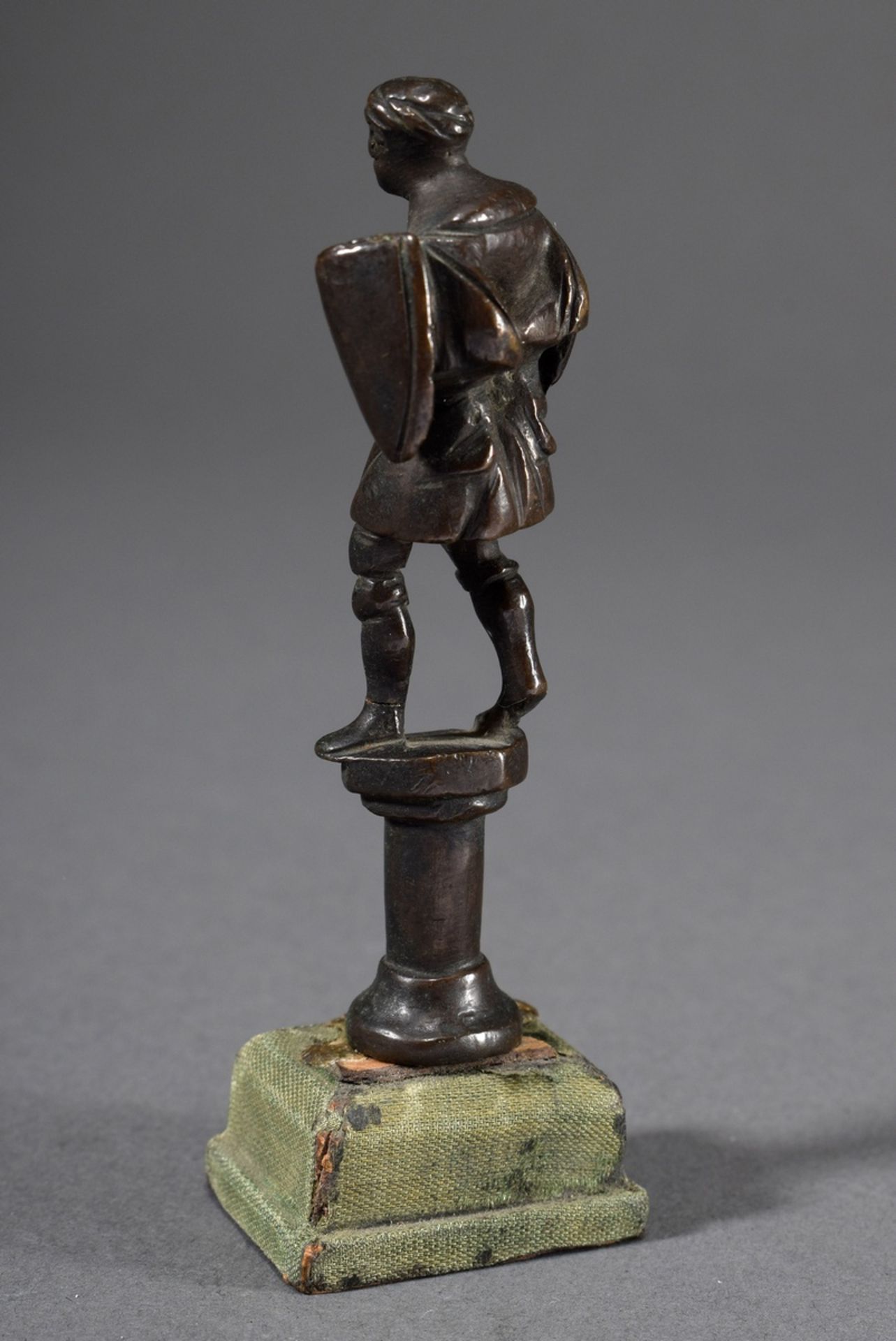 Kleine frühe Bronze Figur "Stehender Krieger mit Schild" auf Säule, Schachfigur (?),  dunkel patini - Bild 2 aus 4