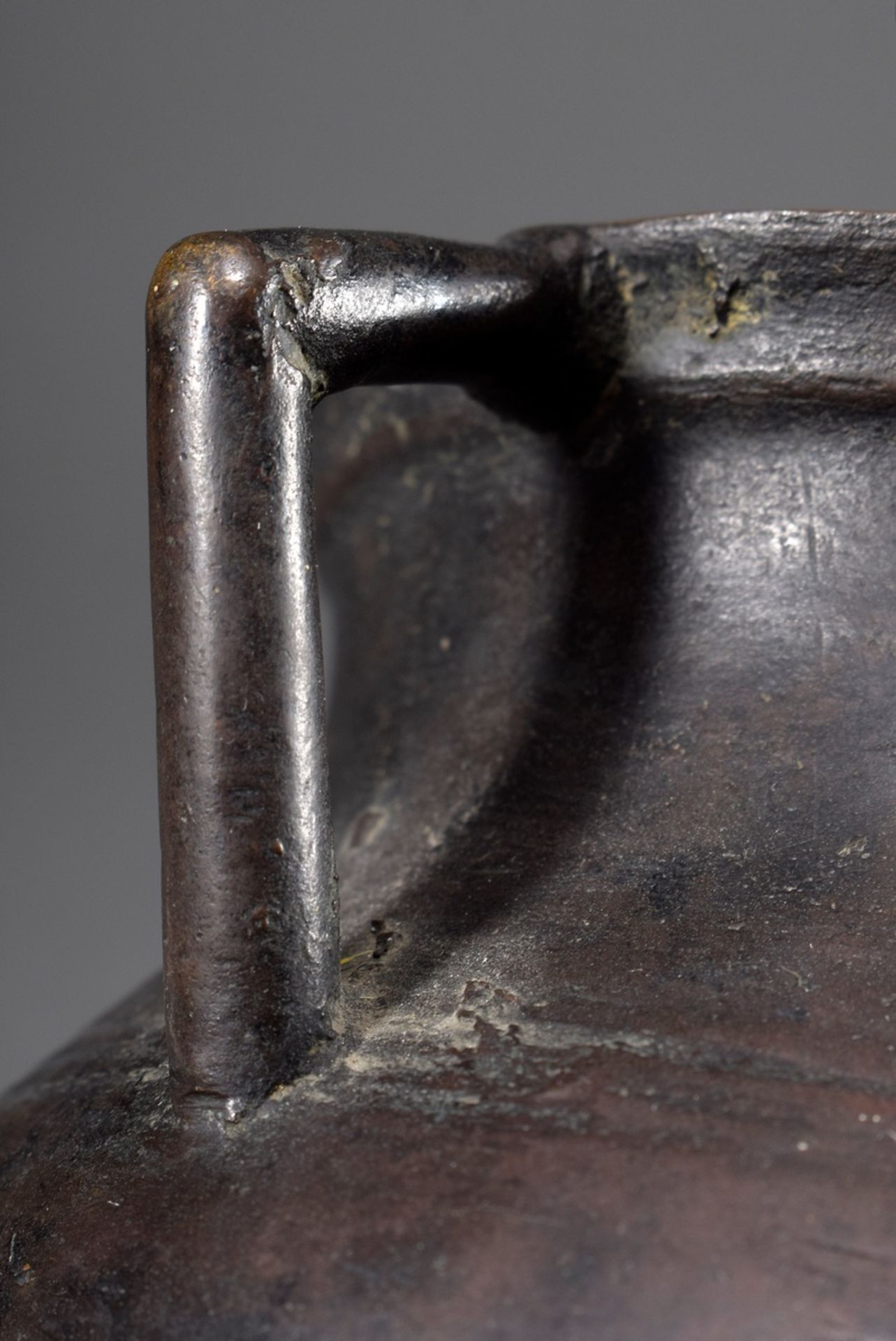 Bronze Grapen auf drei Beinen mit Tatzenfüßen und dreieckigen Henkeln, dunkel patiniert, wohl 17.Jh - Bild 4 aus 5