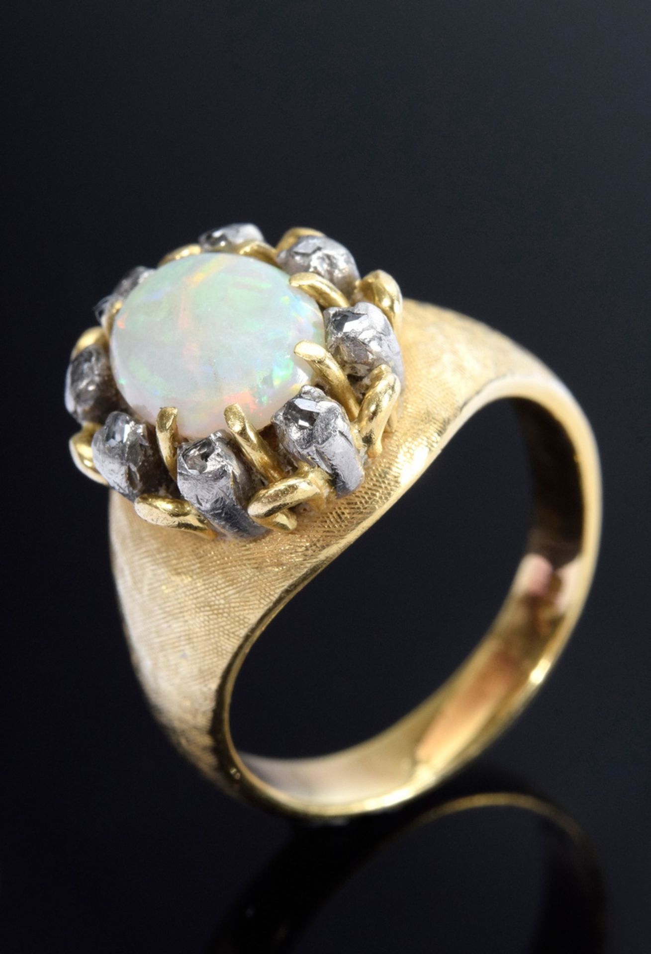 GG/WG 750 Ring mit Opalcabochon in Diamantrosenlunette, 7,9g, Gr. 54, Tragespuren