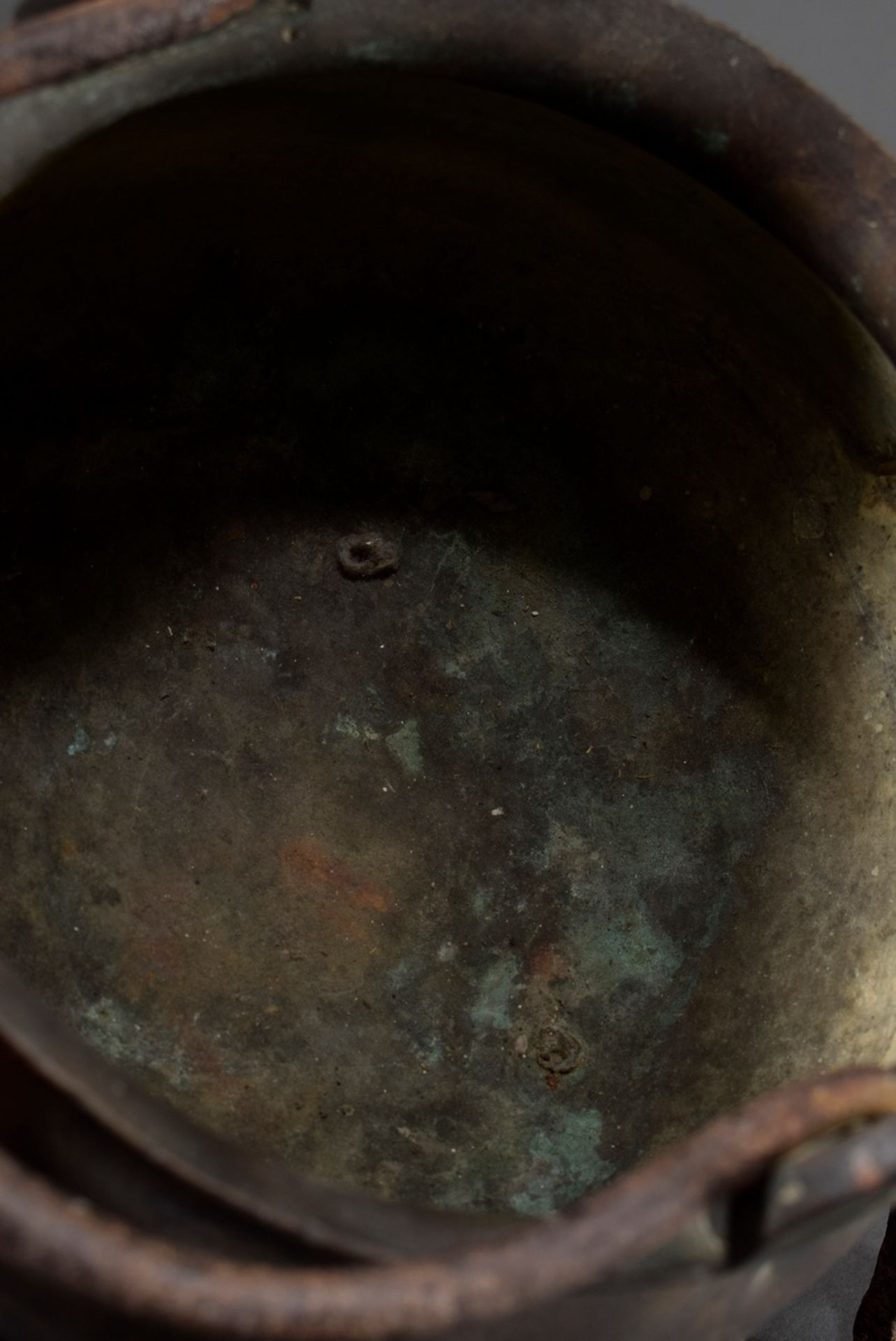 Bronze Lavabo-Wasserkessel mit zwei Fabeltier-Ausgüssen und Eisen Klapphenkel, wohl 15./16.Jh., H.  - Bild 5 aus 6