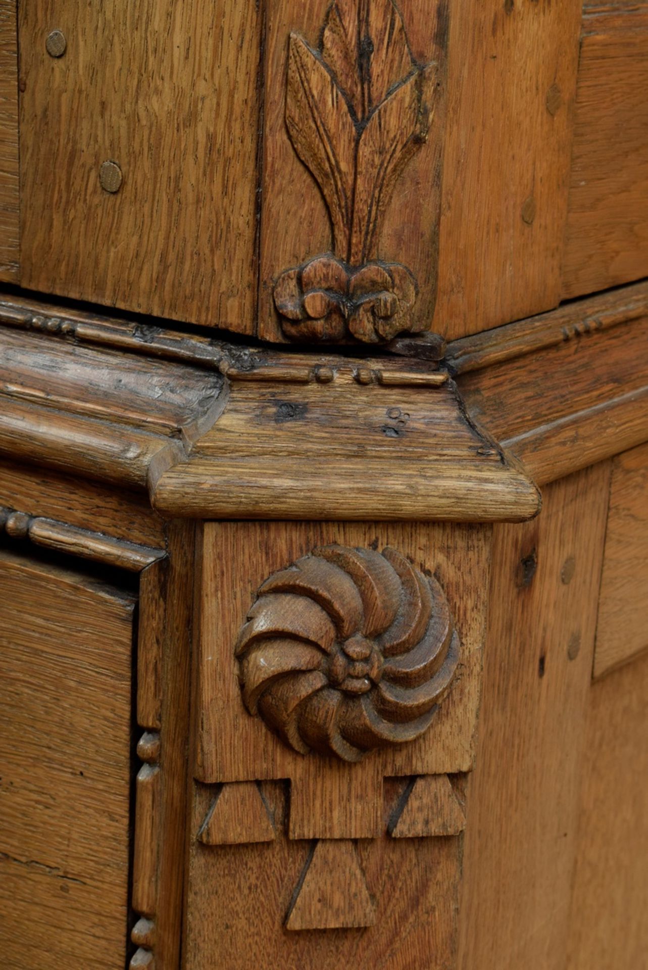 Aufwendiger Louis XVI Kabinettschrank mit Gitterkranz und plastischer Vasenschnitzerei, ornamentale - Bild 7 aus 13