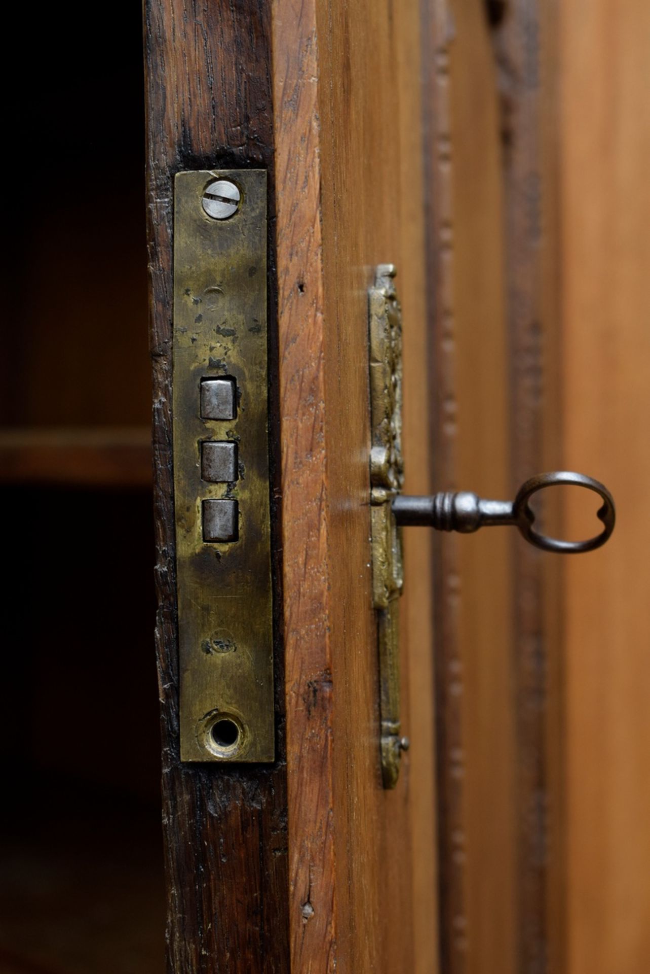 Aufwendiger Louis XVI Kabinettschrank mit Gitterkranz und plastischer Vasenschnitzerei, ornamentale - Bild 10 aus 13