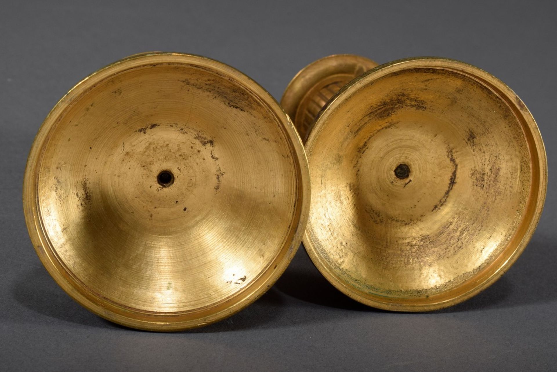 Paar kleine feuervergoldetet Bronze Leuchter auf rundem Fuß mit kanneliertem Schaft, Lorbeerfries u - Bild 4 aus 4