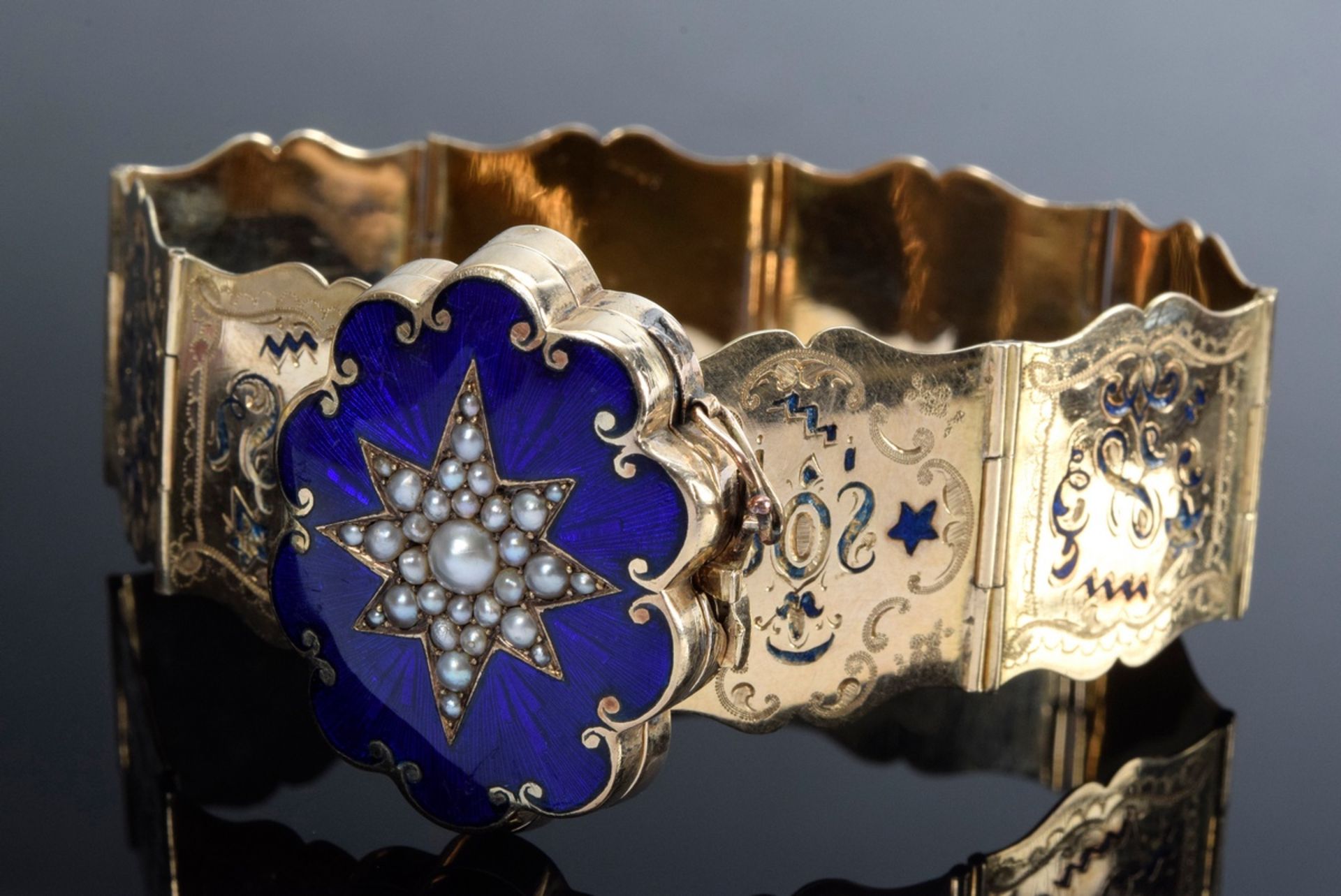 GG 585 Biedermeier Armband mit blau guillochierter Medaillonschließe und Zierstern mit Naturperlen, - Bild 2 aus 4