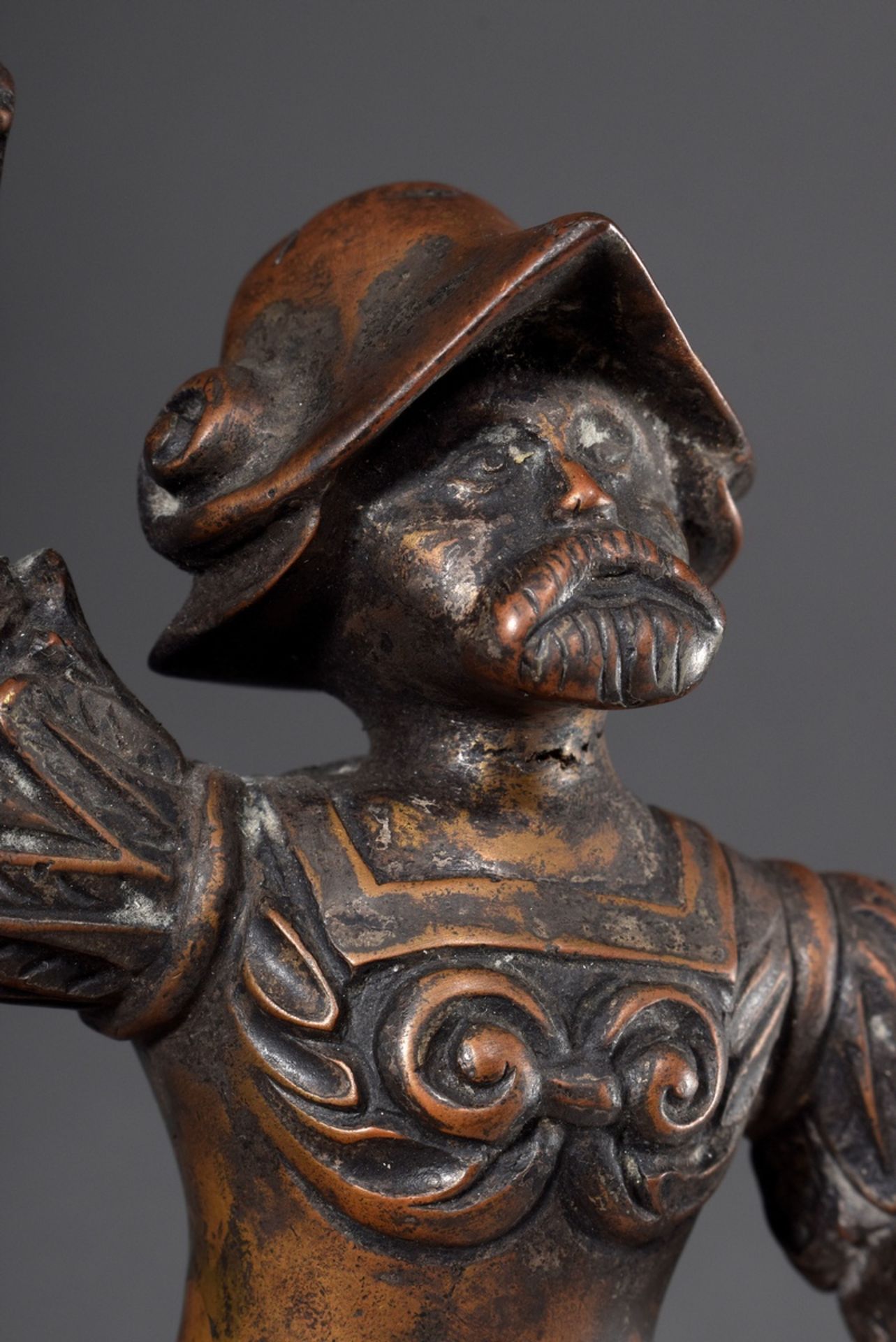 Bronze Figur "Landsknecht mit erhobenem Arm", wohl Leuchter Fragment, 16.Jh., H. 18,5cm, etw. defek - Bild 5 aus 6