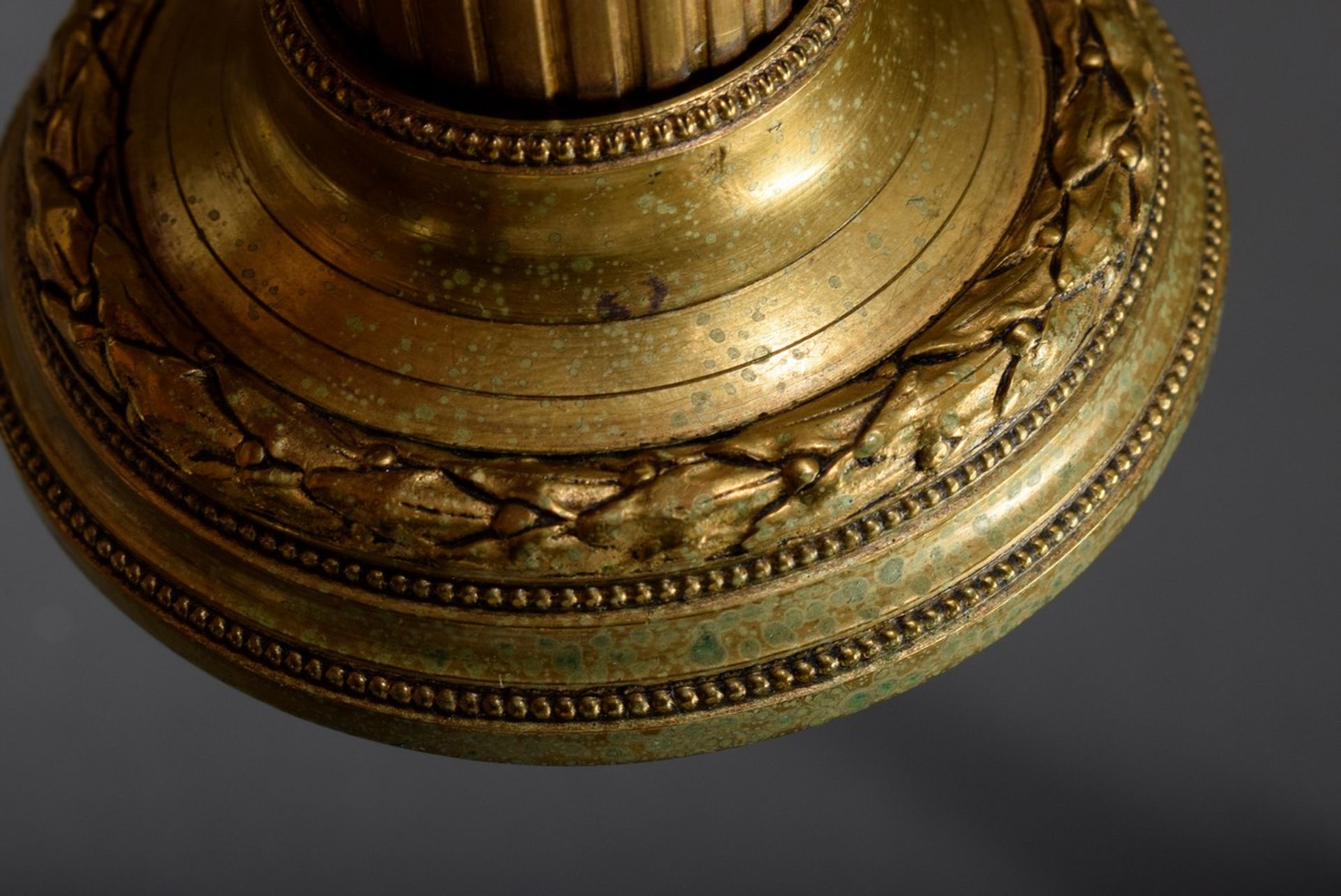 Paar kleine feuervergoldetet Bronze Leuchter auf rundem Fuß mit kanneliertem Schaft, Lorbeerfries u - Bild 3 aus 4
