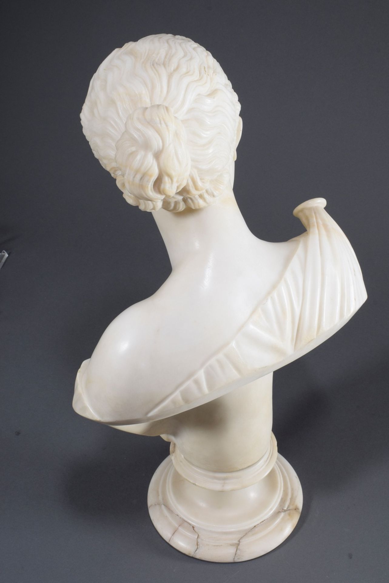 Marmorbüste "Diana von Gabii" auf Sockel, 19.Jh., H. 52cm, etw. defekt, Sockel restauriert - Bild 6 aus 18