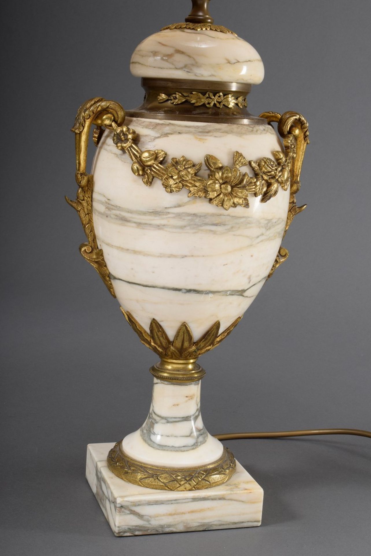 Paar weiß-grau geäderte Marmor Vasen mit floraler Bronze Montierungen "Blütengirlanden" im Louis XV - Bild 5 aus 7