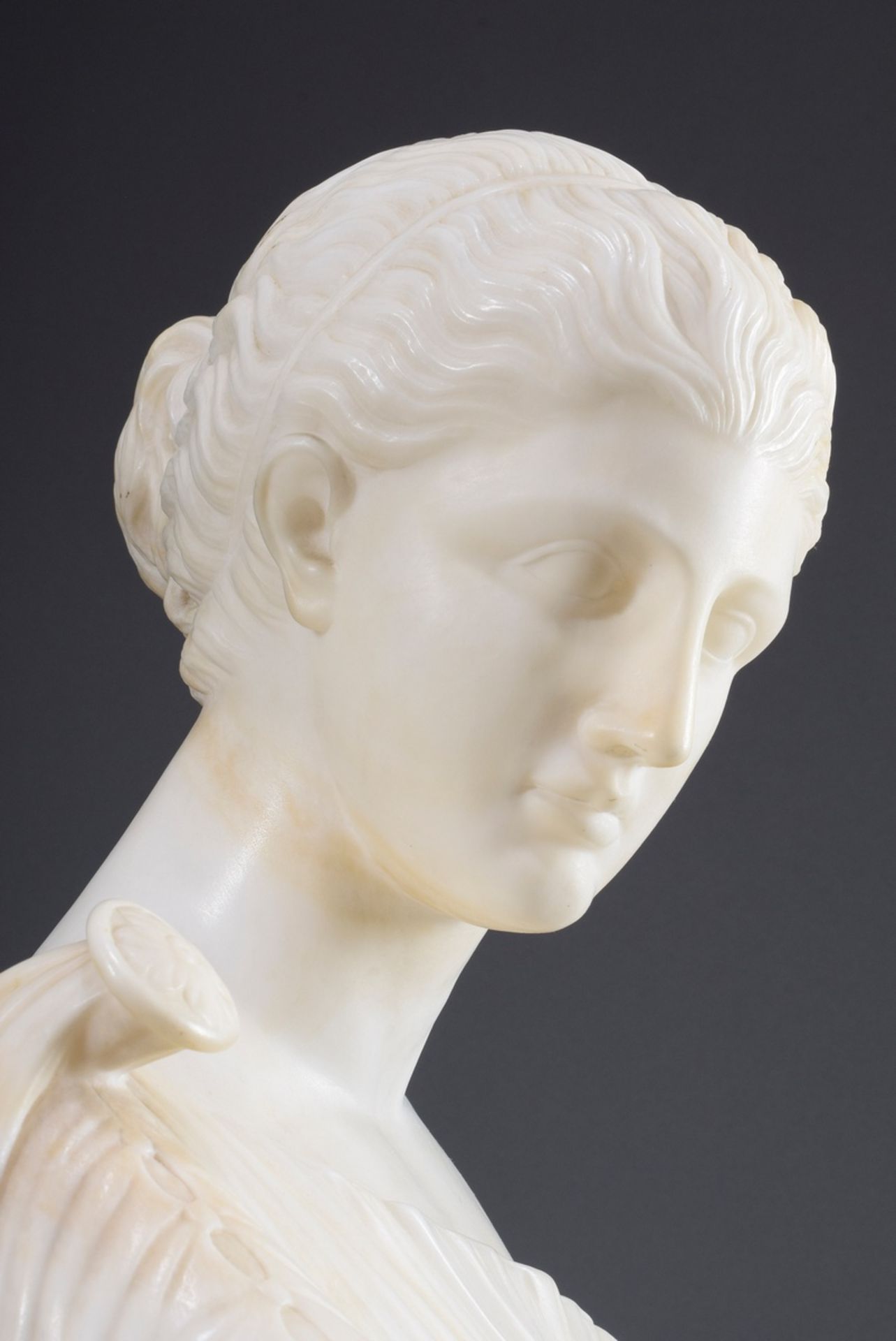 Marmorbüste "Diana von Gabii" auf Sockel, 19.Jh., H. 52cm, etw. defekt, Sockel restauriert - Bild 7 aus 18