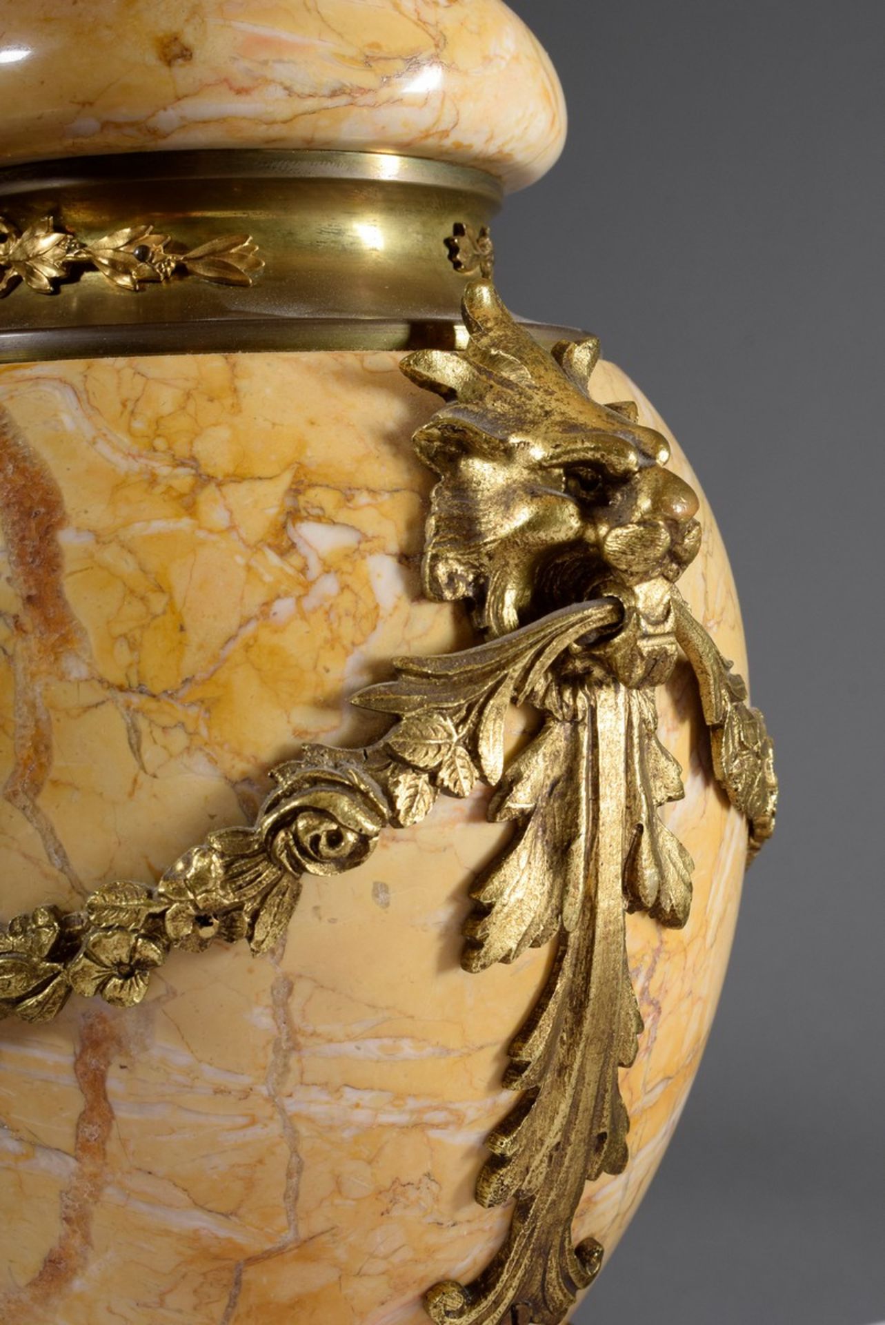 Gelb geäderte Marmor Vase mit floraler Bronze Montierung und plastischen Löwenköpfen im Louis XVI S - Bild 4 aus 7