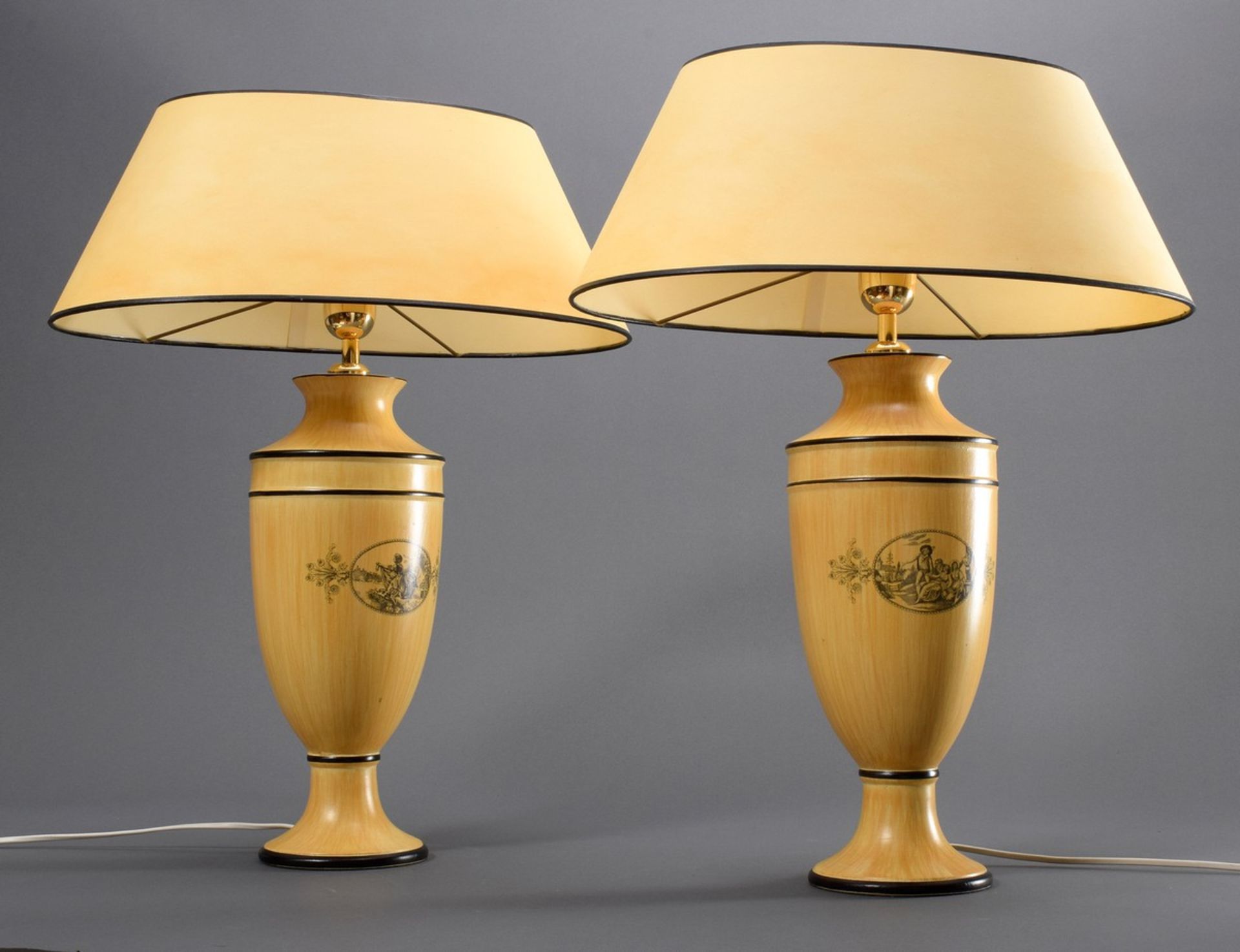 Paar Tischlampen in Holz Trompe l'oeil  in Vasenform mit schwarzem Druckdekor "Genreszene" nach Vor