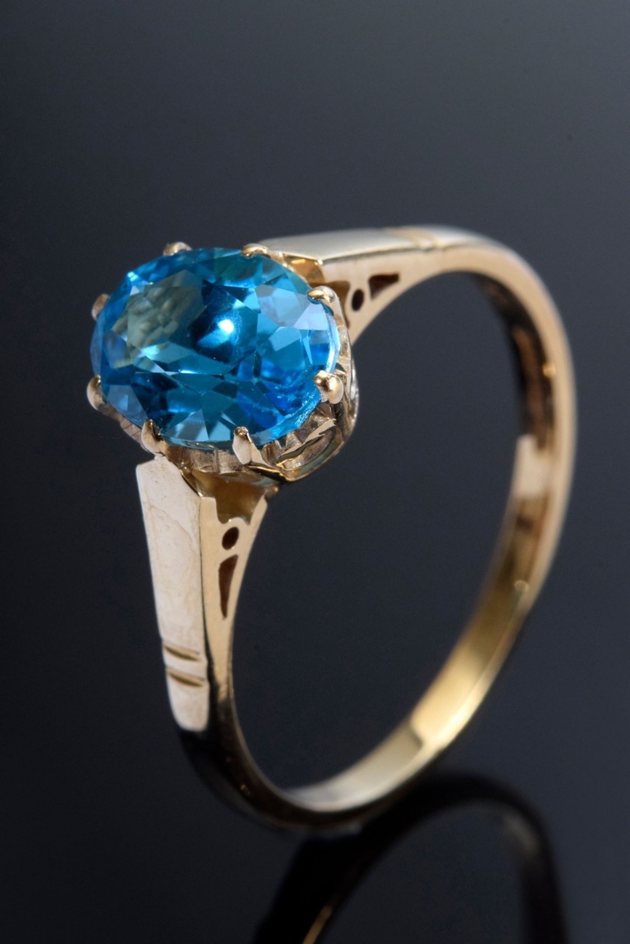 Feiner GG 375 Ring mit blauem Topas (bestrahlt), 2g, Gr. 55