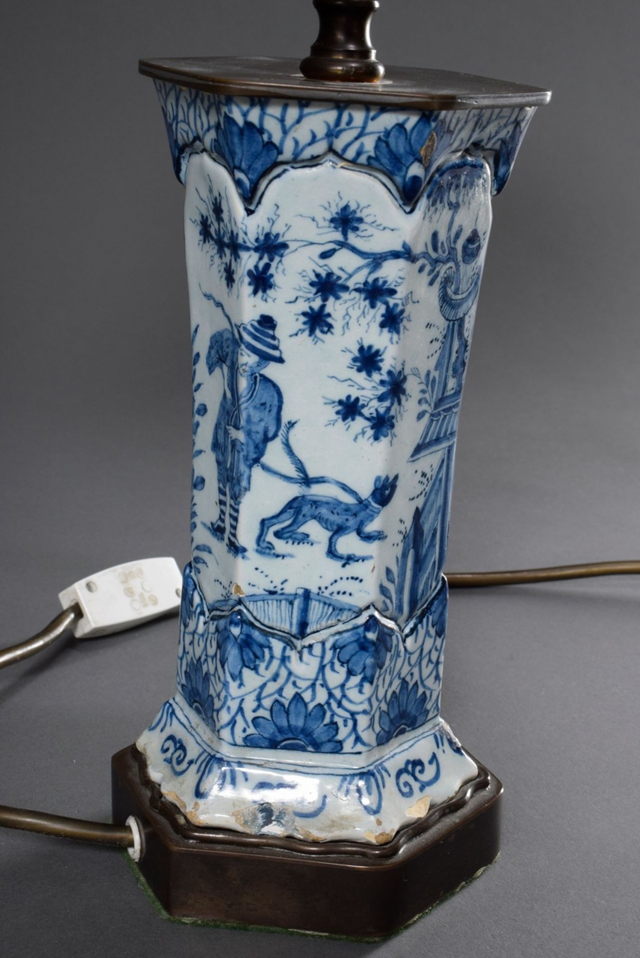 Sechseckige Delfter Fayence Vase mit Blaumalerei Chinoiseriedekor "Mann mit Hund vor Pagode", 18.Jh - Bild 3 aus 7