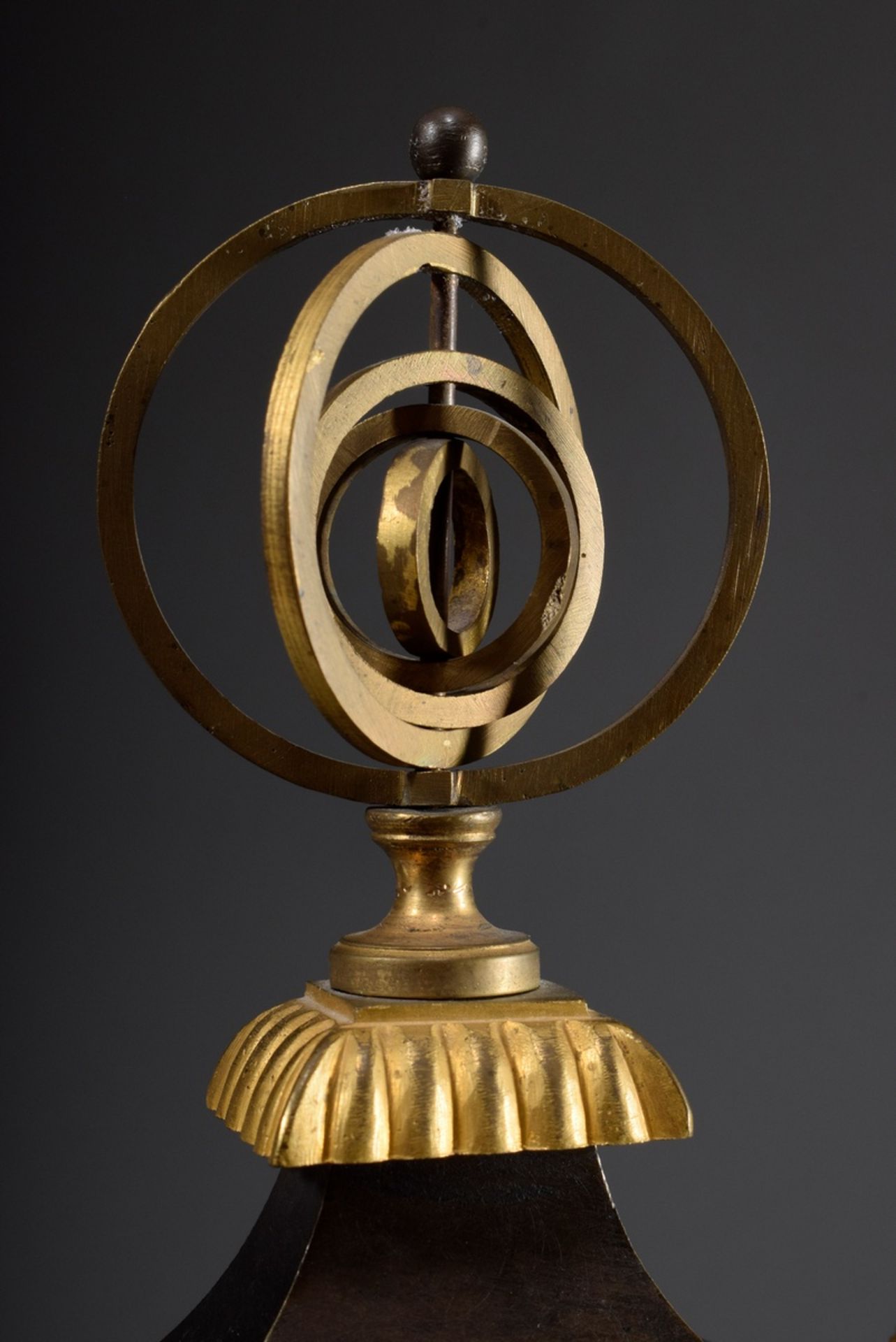 Empire Pendule in Vasenform mit grün patiniertem Bronze Gehäuse und feuervergoldeten Dekorationen s - Bild 2 aus 7