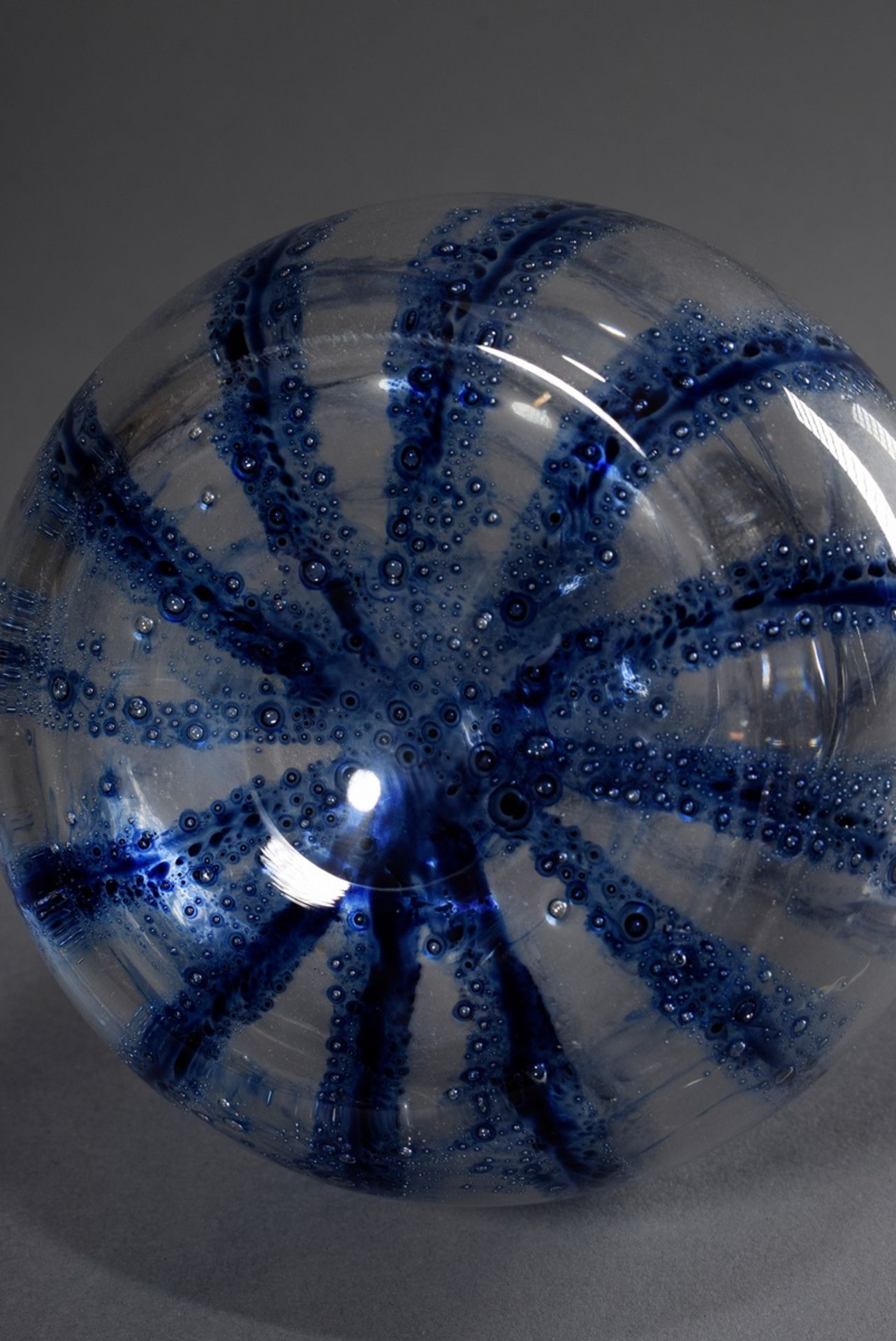 Midcentury Glas Vase mit blauen, spiralförmigen Einschmelzungen und Blasendekor, H. 19cm, ehem. Slg - Bild 3 aus 3
