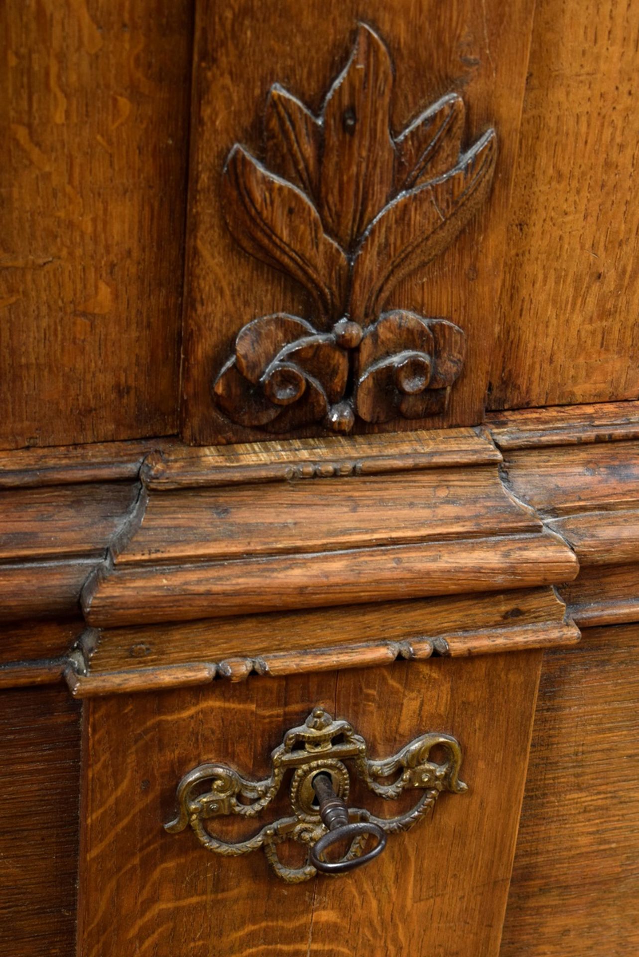 Aufwendiger Louis XVI Kabinettschrank mit Gitterkranz und plastischer Vasenschnitzerei, ornamentale - Bild 6 aus 13