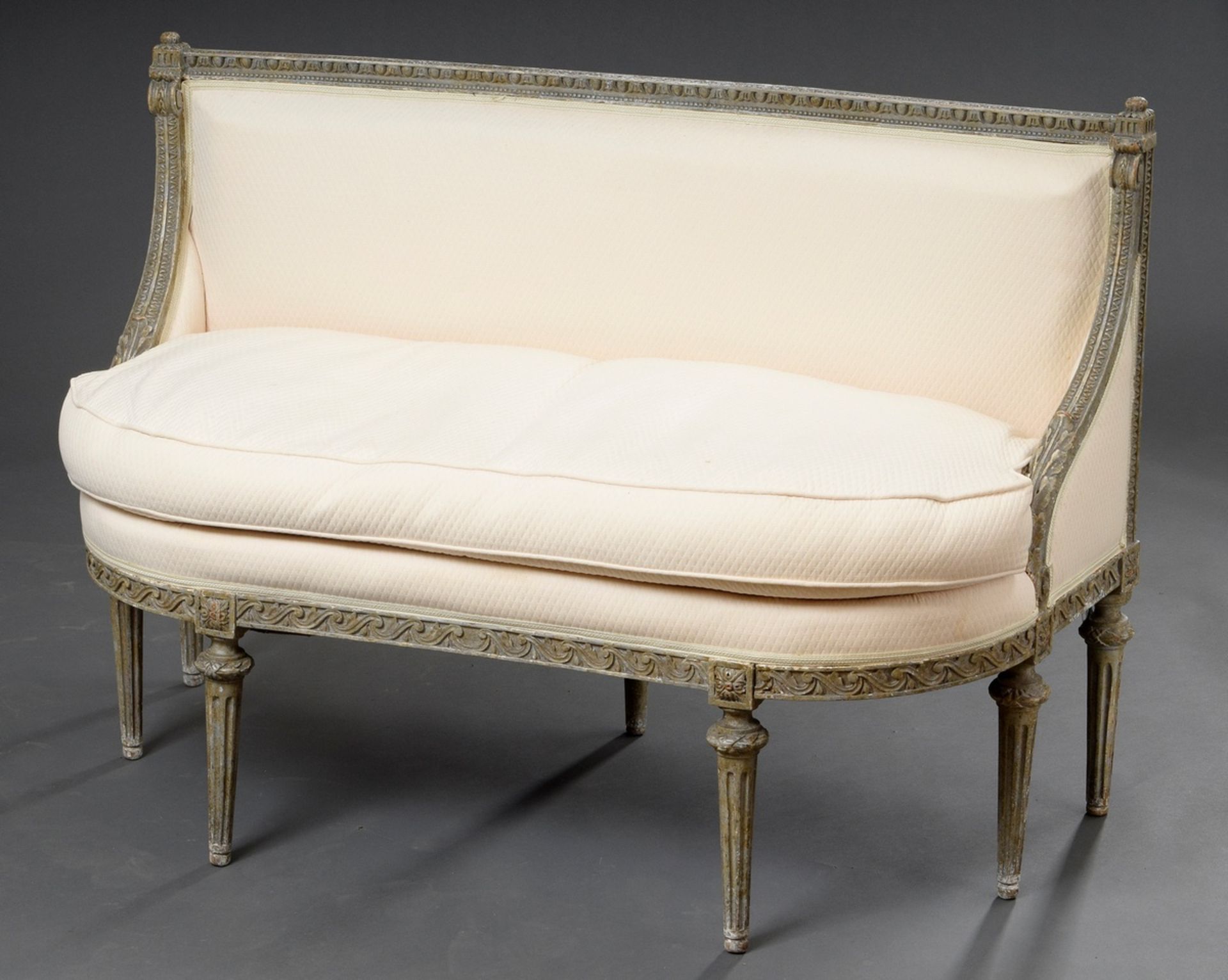 Kleines Kaminsofa im Louis XVI Stil mit fein geschnitztem Gestell auf sieben kannelierten Beinen, W - Bild 2 aus 3