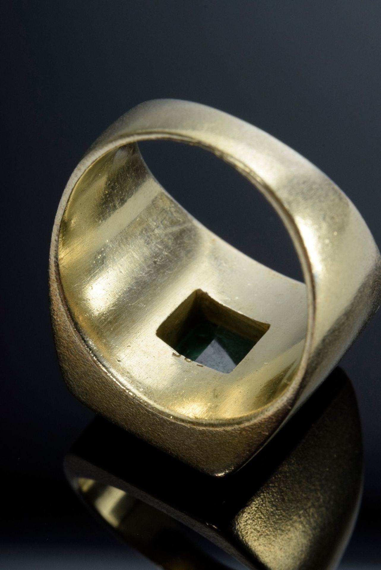 Markanter GG 585 Ring mit Smaragd im Treppenschliff (ca. 1.85ct) an den Ecken mit kleinen Schrauben - Bild 3 aus 3