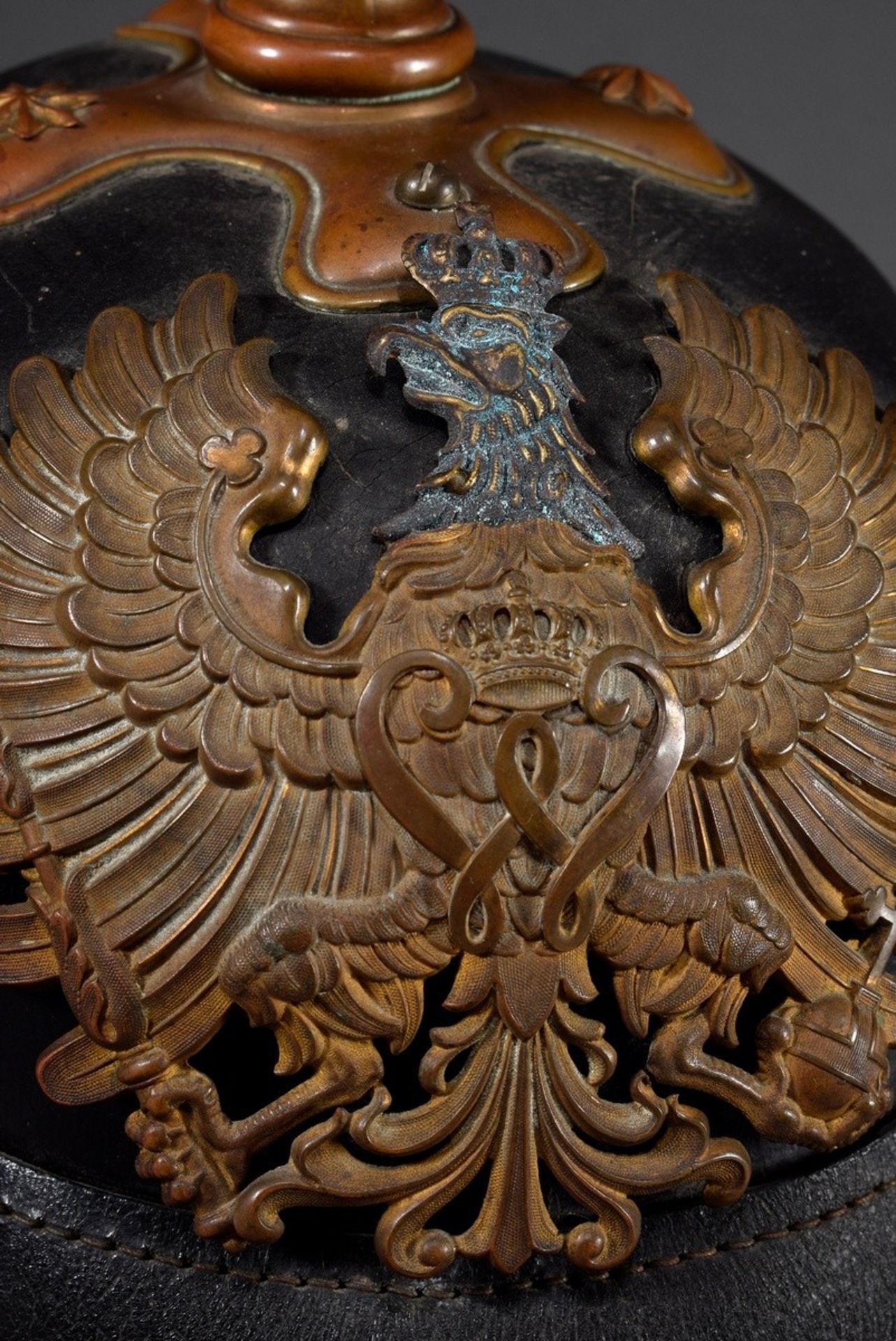 Pickelhaube, wohl Polizei, Leder/Messing, H. 22,5cm, dazu Austausch-Emblem, wohl Replik, Schuppenke - Bild 3 aus 8