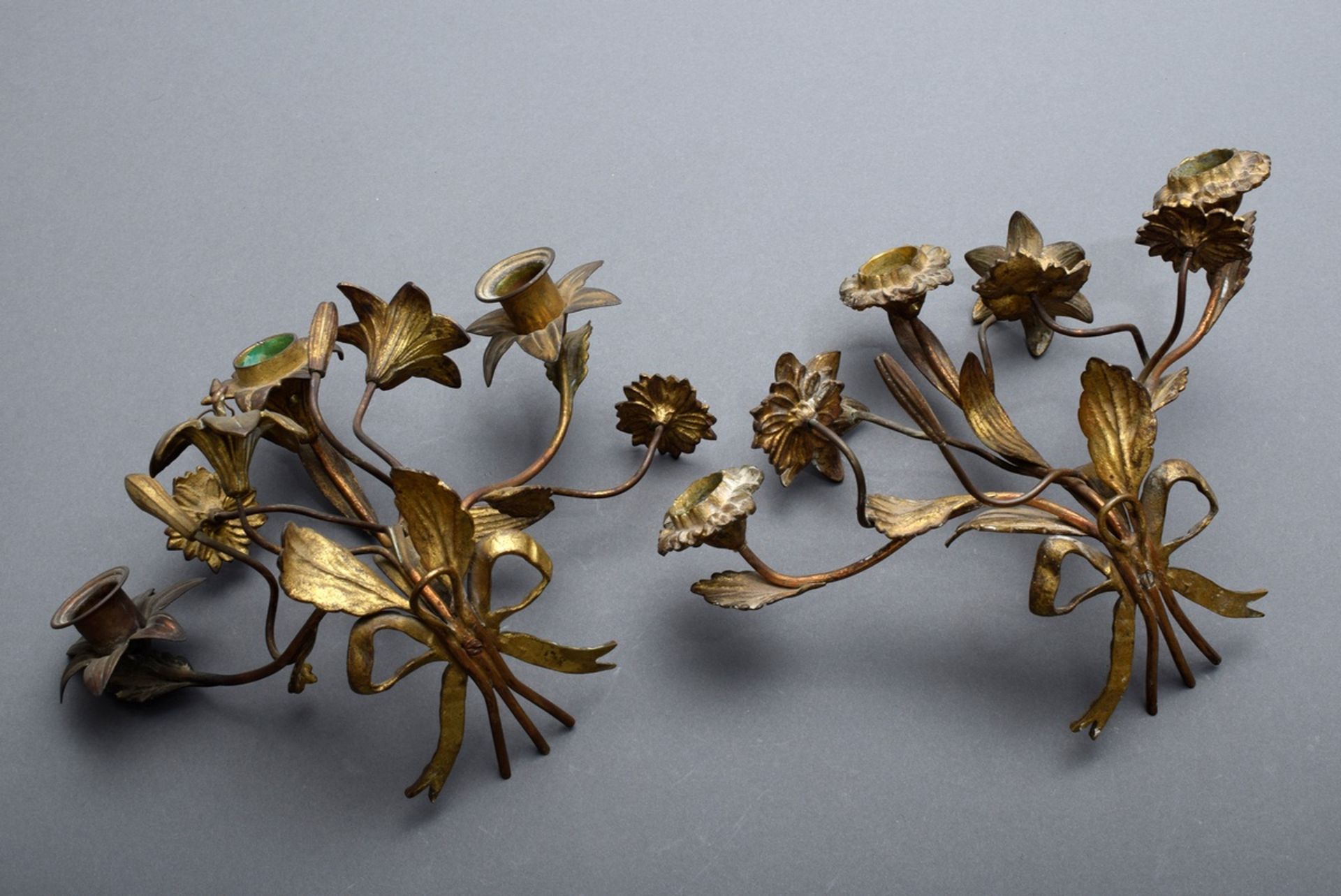 Paar vergoldete Bronze Wandarme "Blumensträuße mit Schleife", 3flammig, ehem. elektrifiziert, 18x27 - Bild 3 aus 6