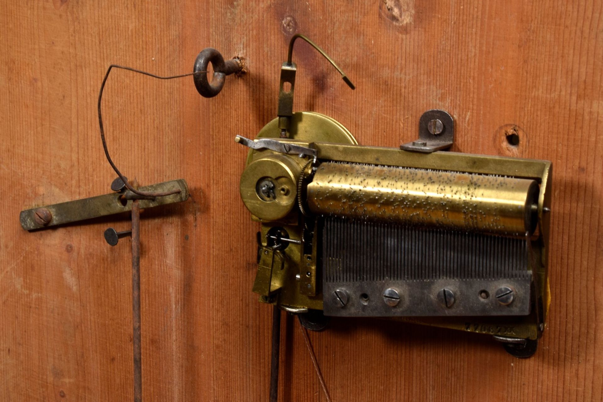 Biedermeier Bilderuhr „Dörfliche Szene am Fluss“ Öl/Leinwand in Original Rahmen,  Spieluhr mit 3 ve - Bild 9 aus 11